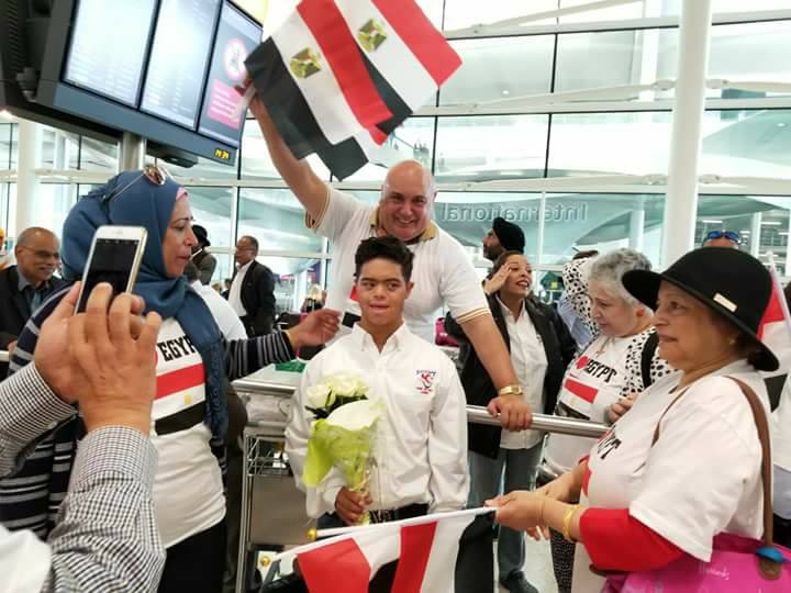 استقبال محمد الحسينى بأعلام مصر