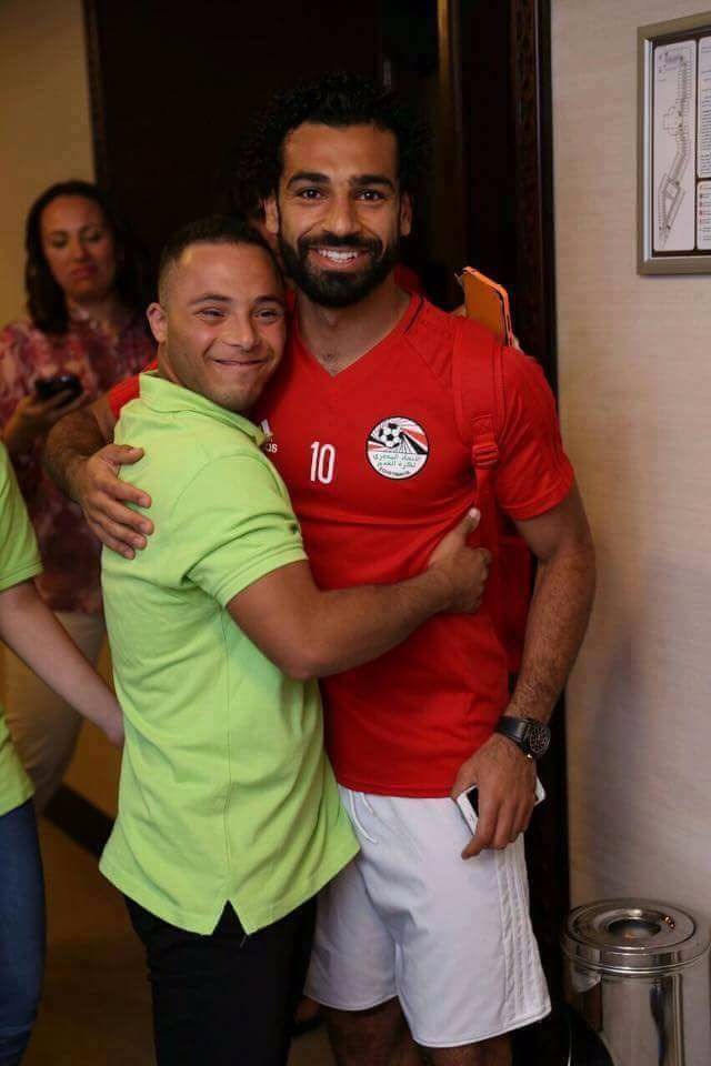 محمد صلاح مع لاعب الاولمبياد الخاص