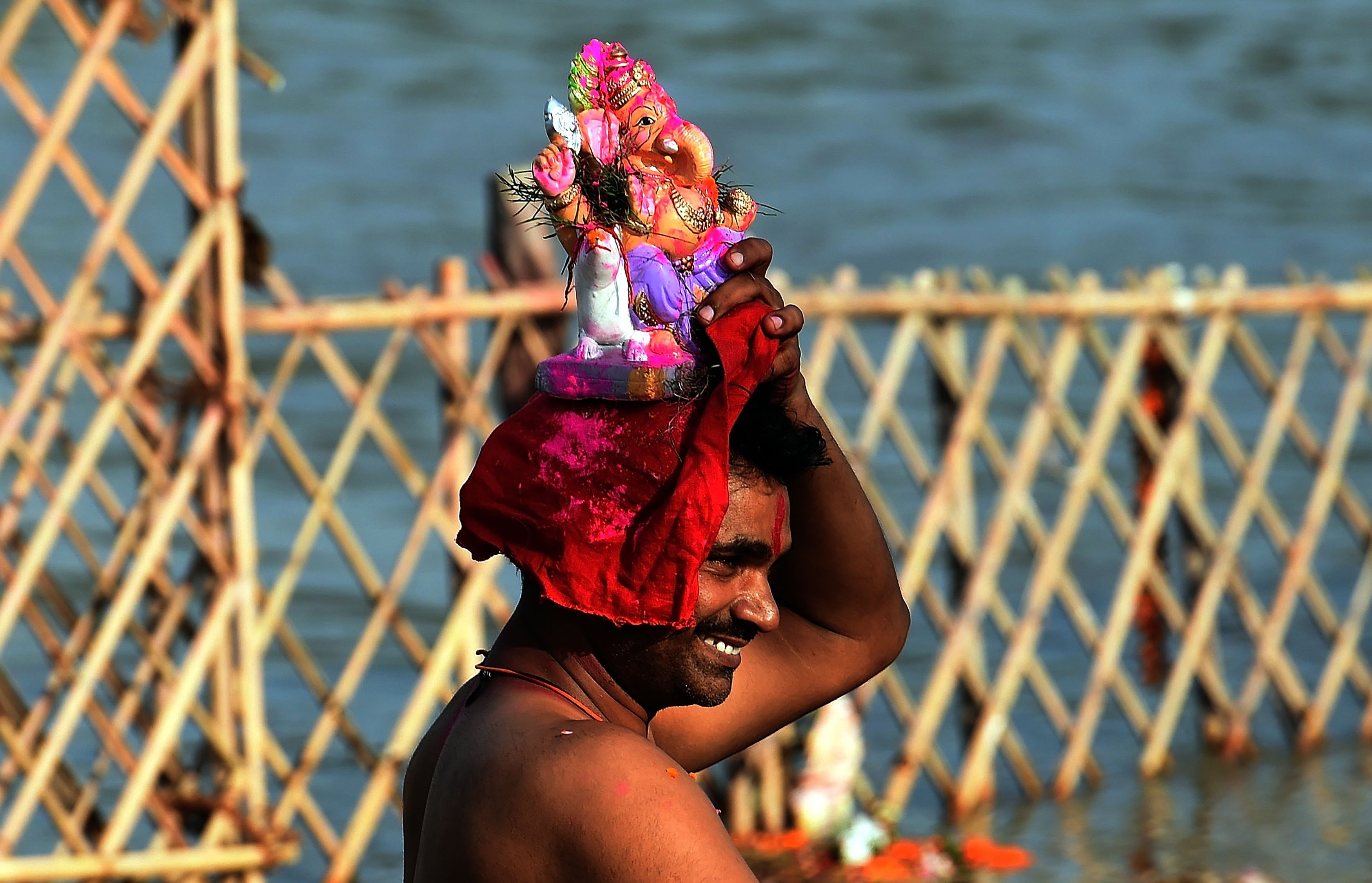 رجل هندى يحمل  التمثال