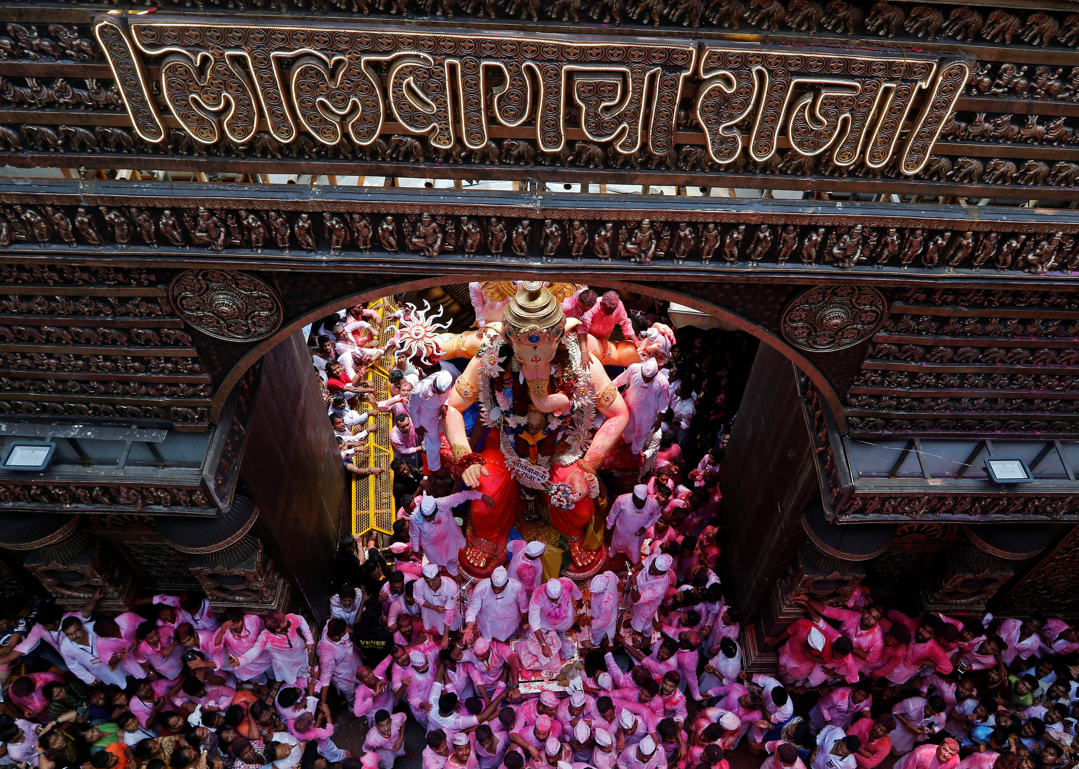 الآلاف من الهندوس يحتفلون بالكرنفال السنوى