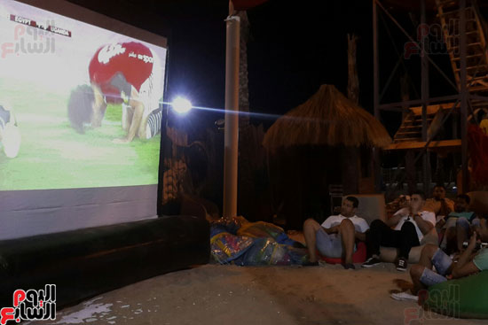 شباب بورسعيد يتابعون مباراة مصر وأوغندا أمام الشاشات العملاقة
