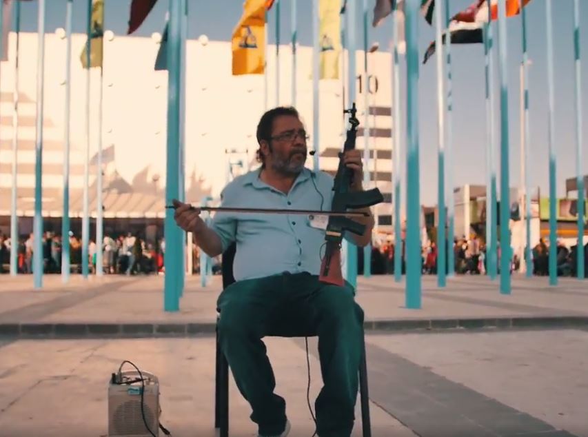 سوريى يعزف بالكلاشنكوف