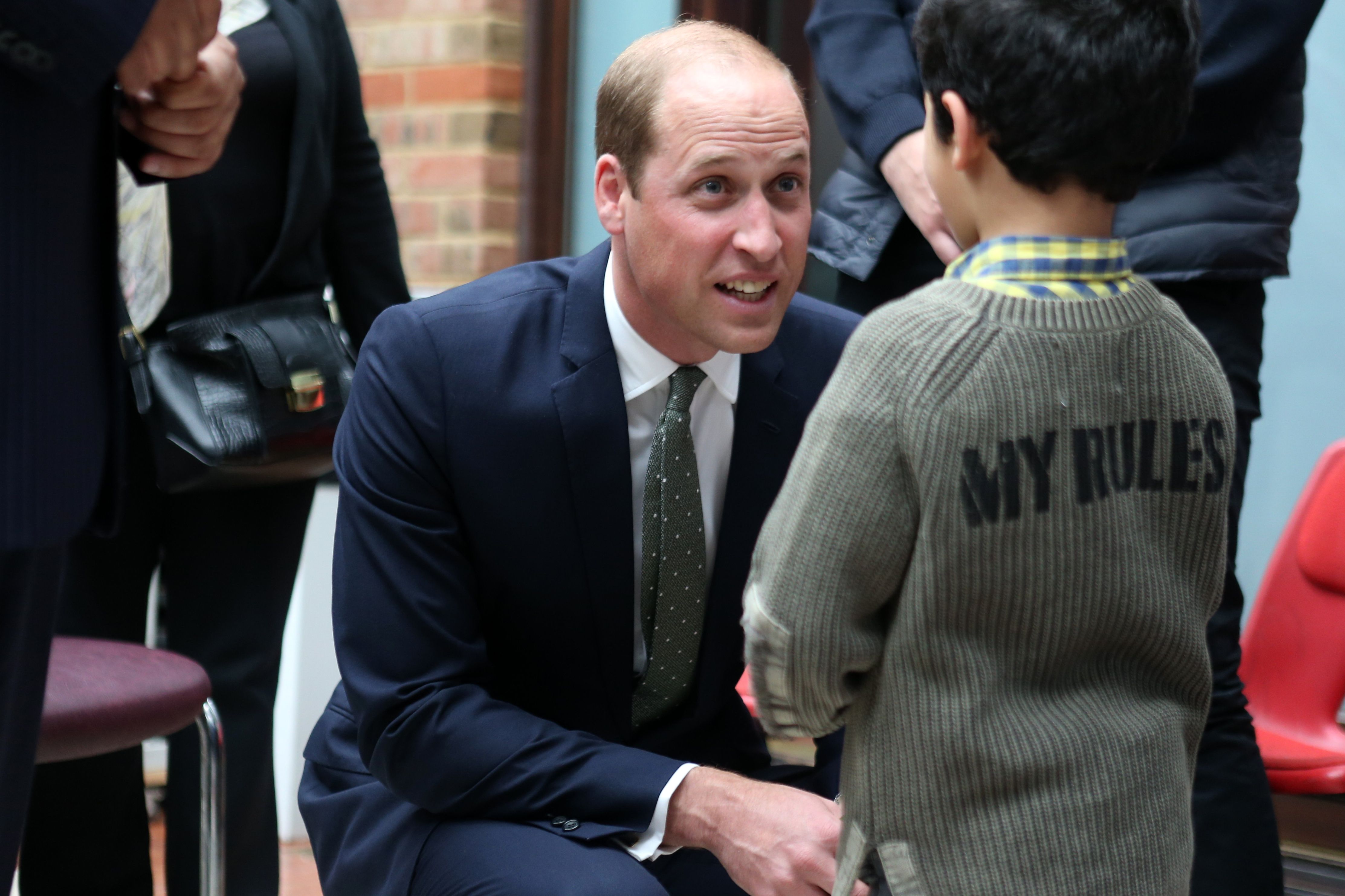 الأمير ويليام يتحدث مع طفل