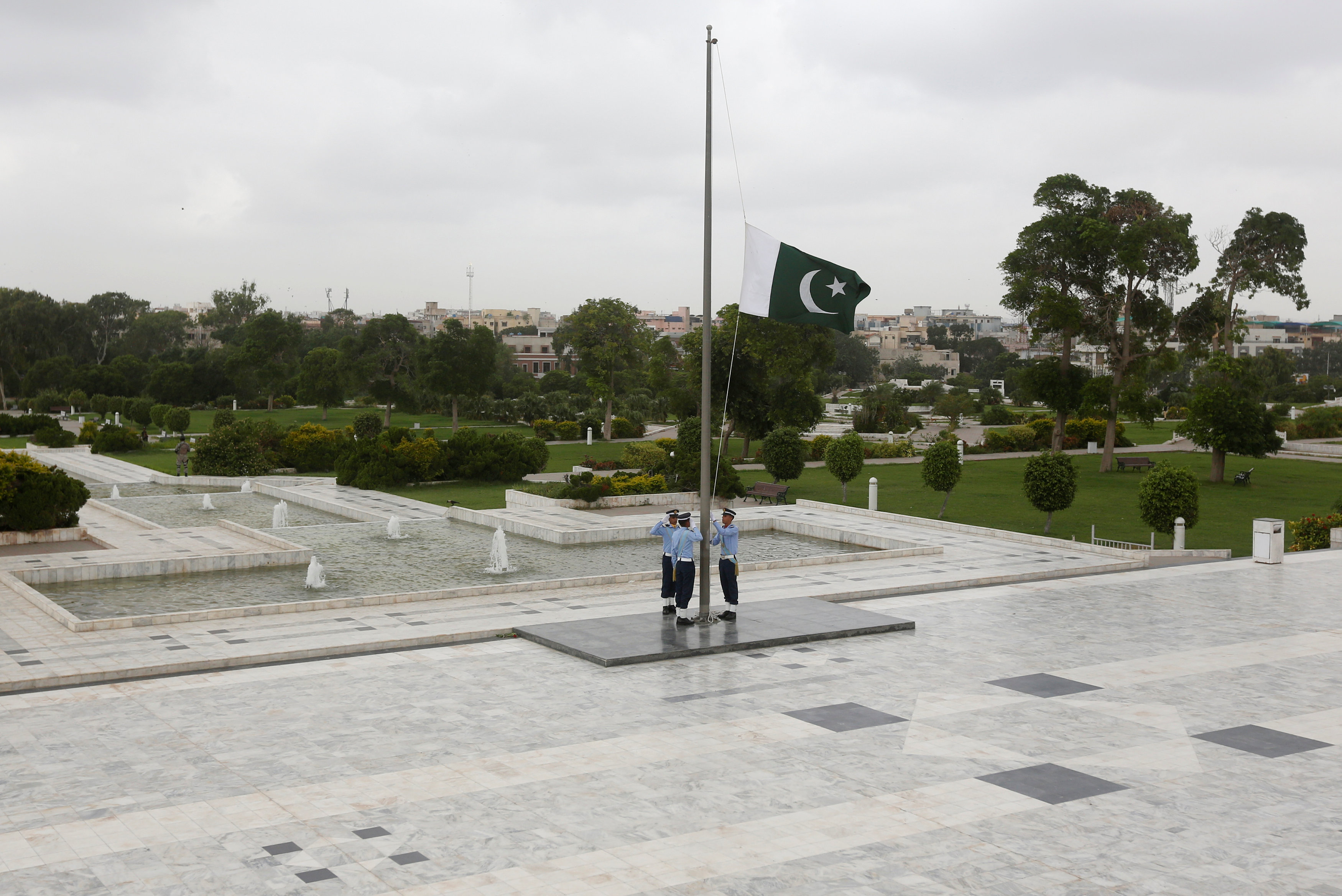 رفع العلم الباكستانى