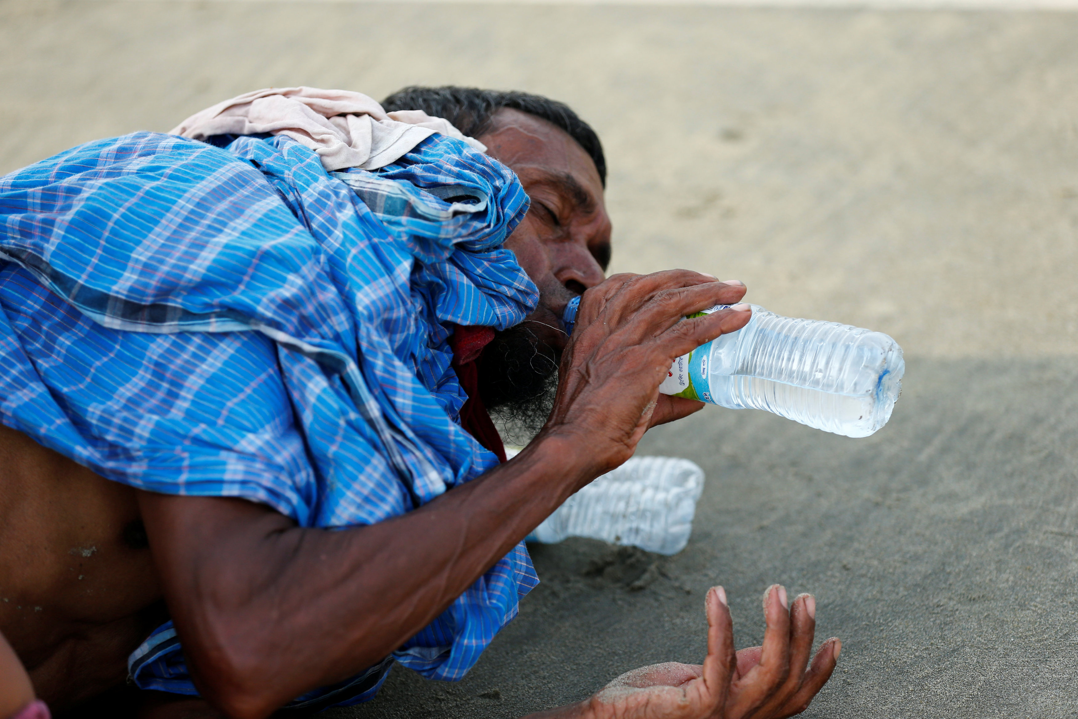 رجل متعب يشرب الماء