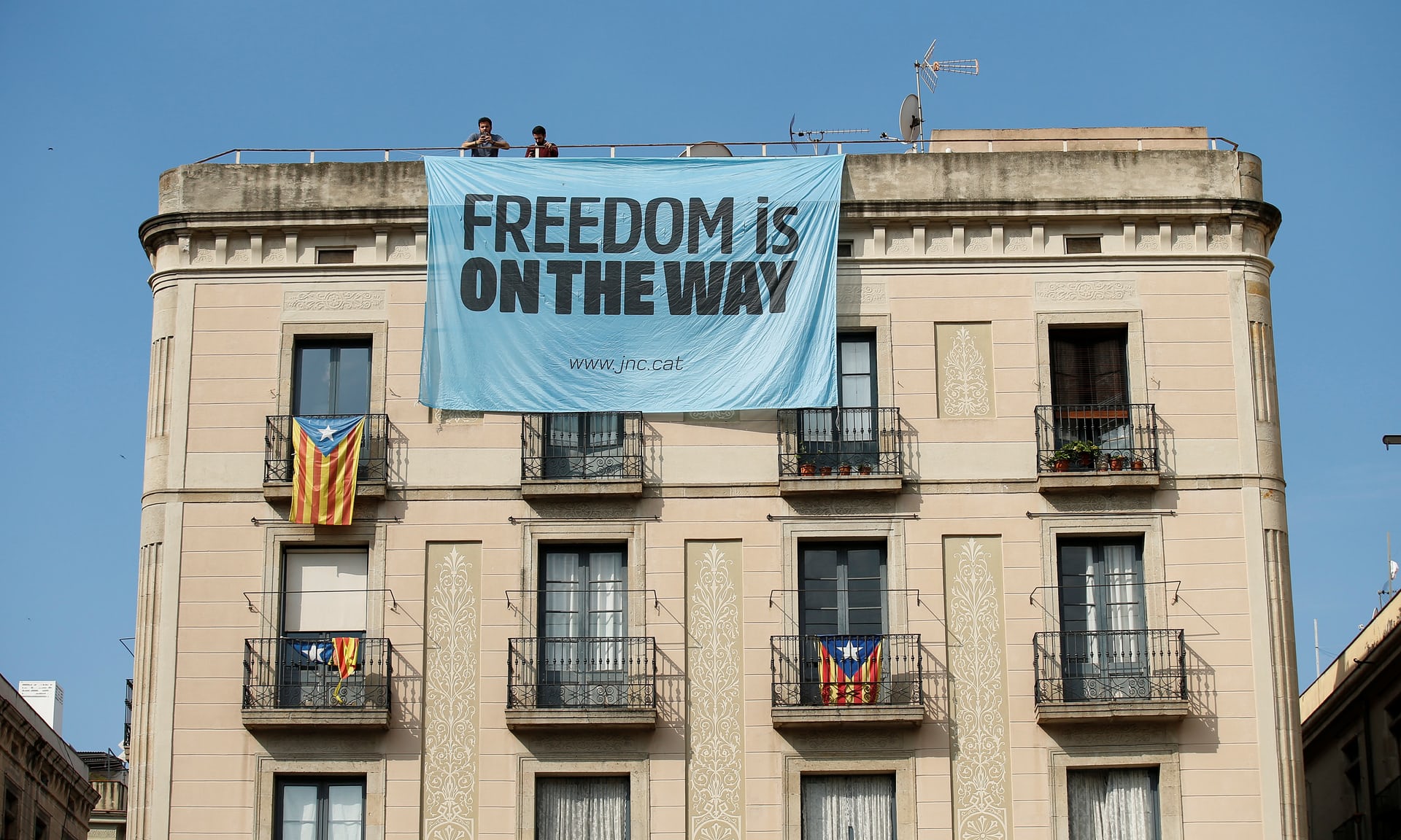 لافتة على احدى المبانى تدعو إلى الحرية والاستقلال من اسبانيا