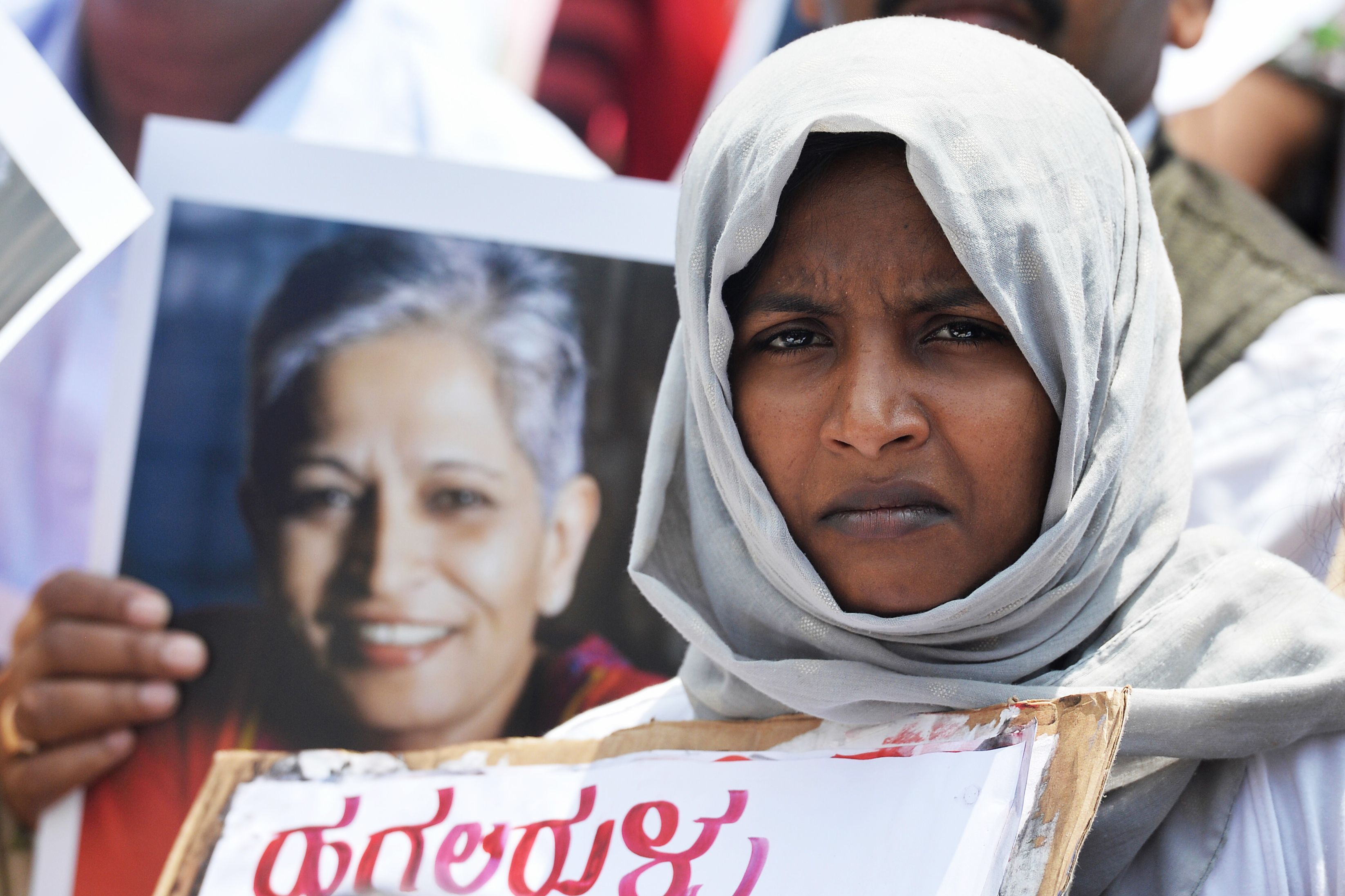 مواطنة هندية تحمل صورة الصحفية