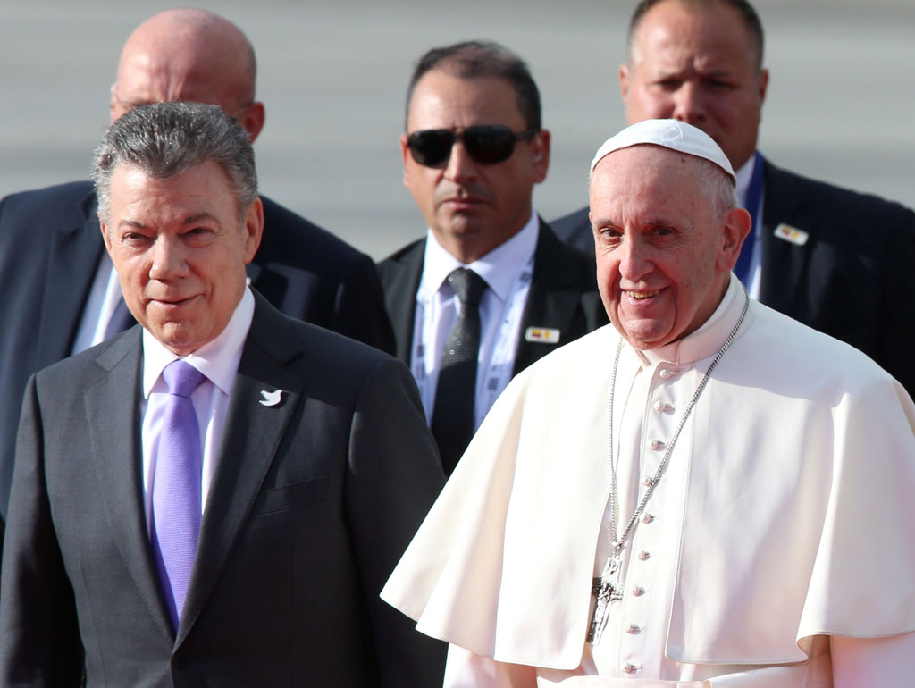 الرئيس الكولومبى بجواره البابا فرنسيس