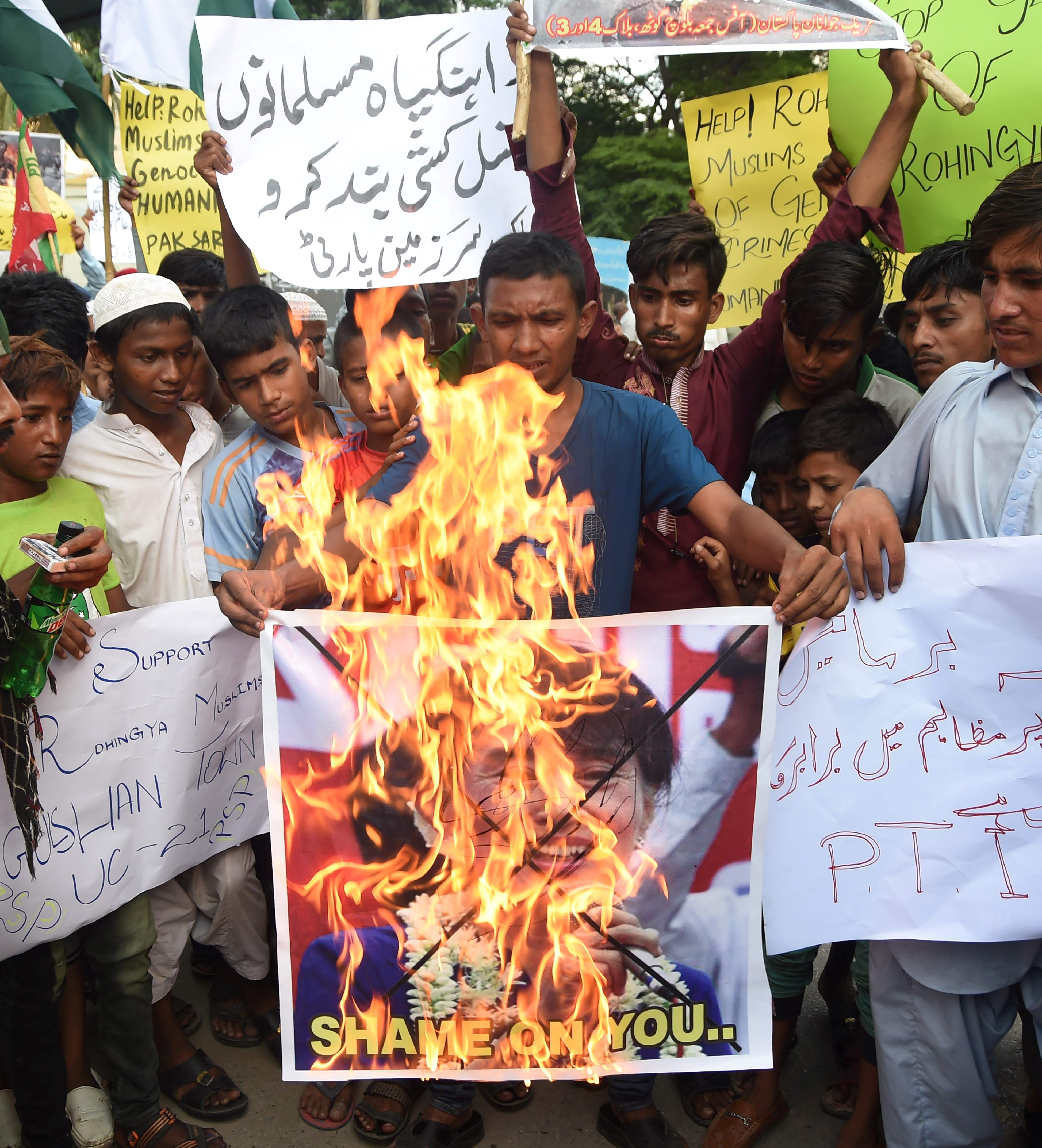 المحتجون فى باكستان يشعلون صورة رئيسة وزراء بورما