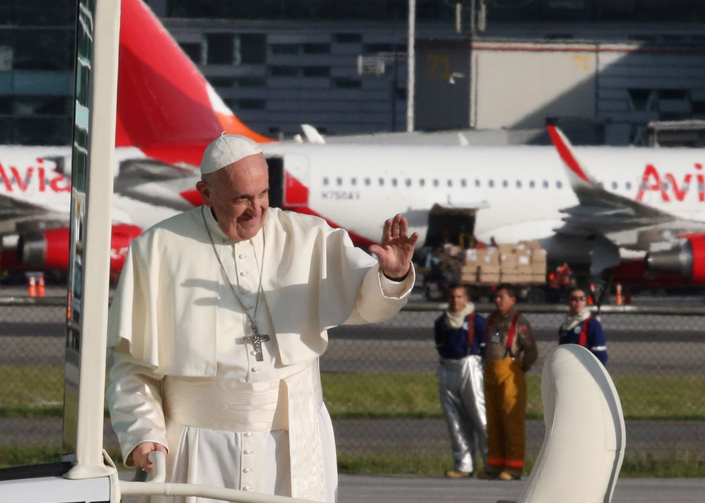 تحية البابا فرنسيس  فى كولومبيا
