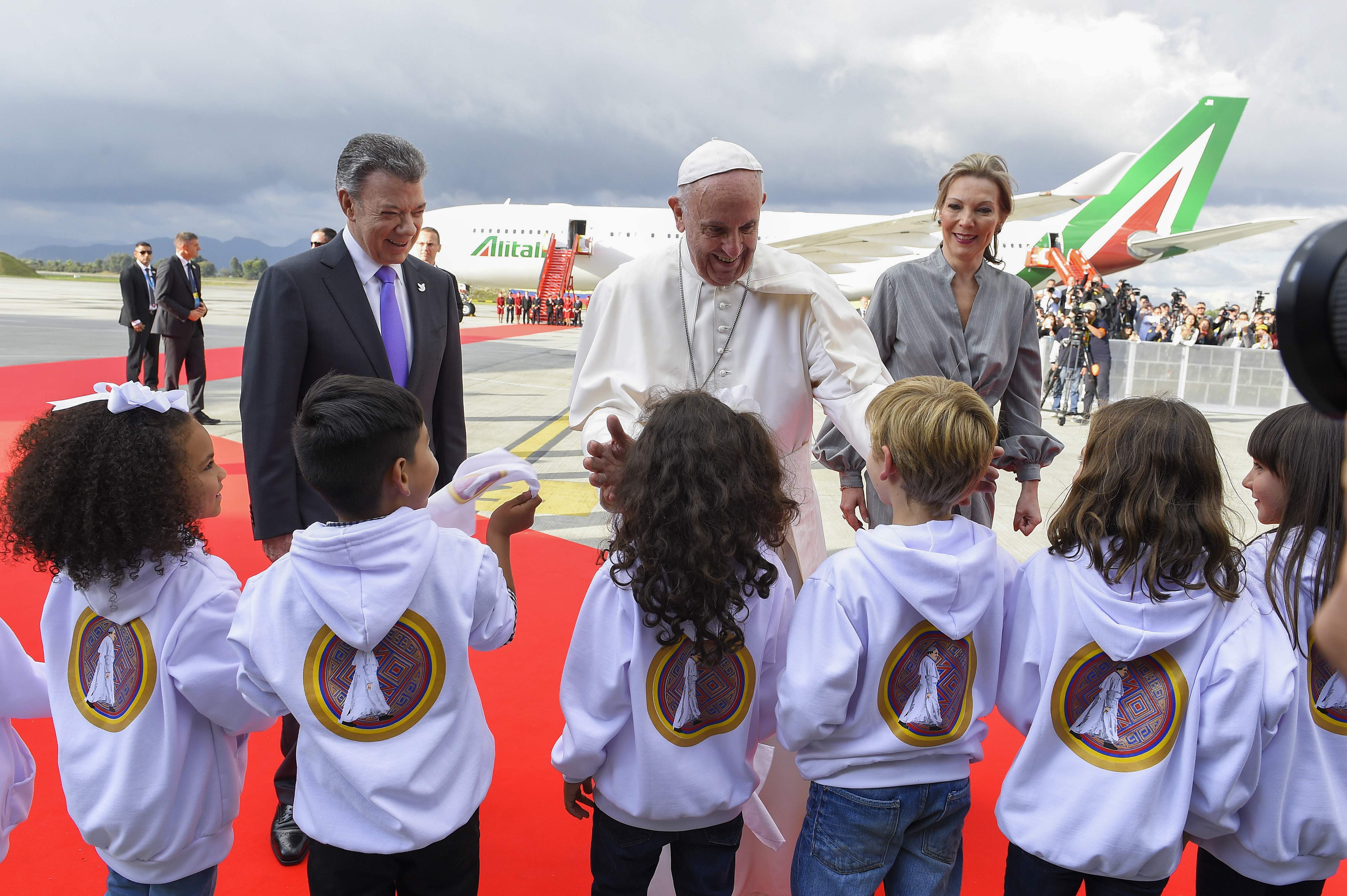البابا فرنسيس  فى استقباله الرئيس الكولومبى وزوجته
