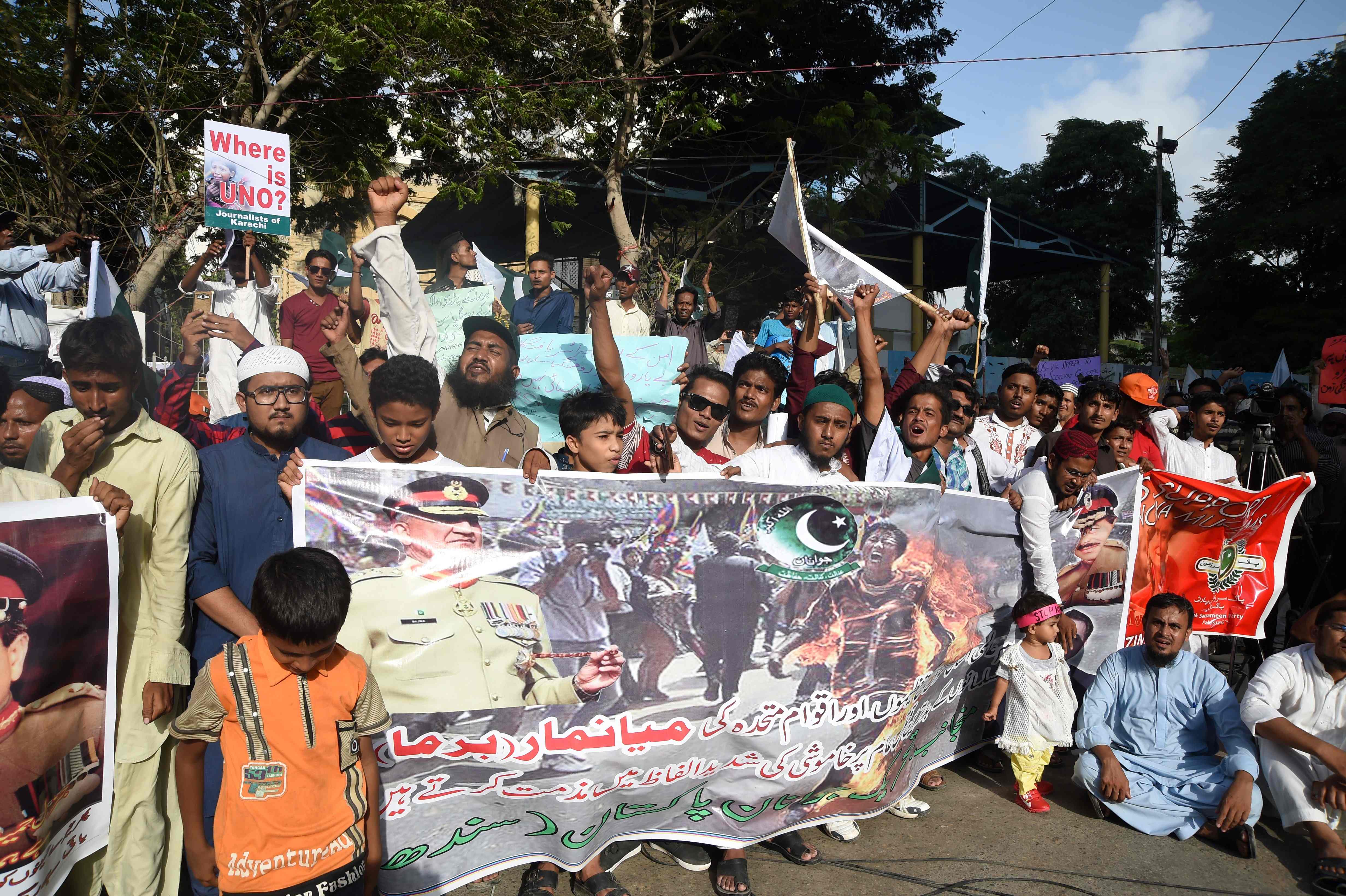 مئات الباكستانيين يحتجون بسبب العنف ضد المسلمين فى بورما