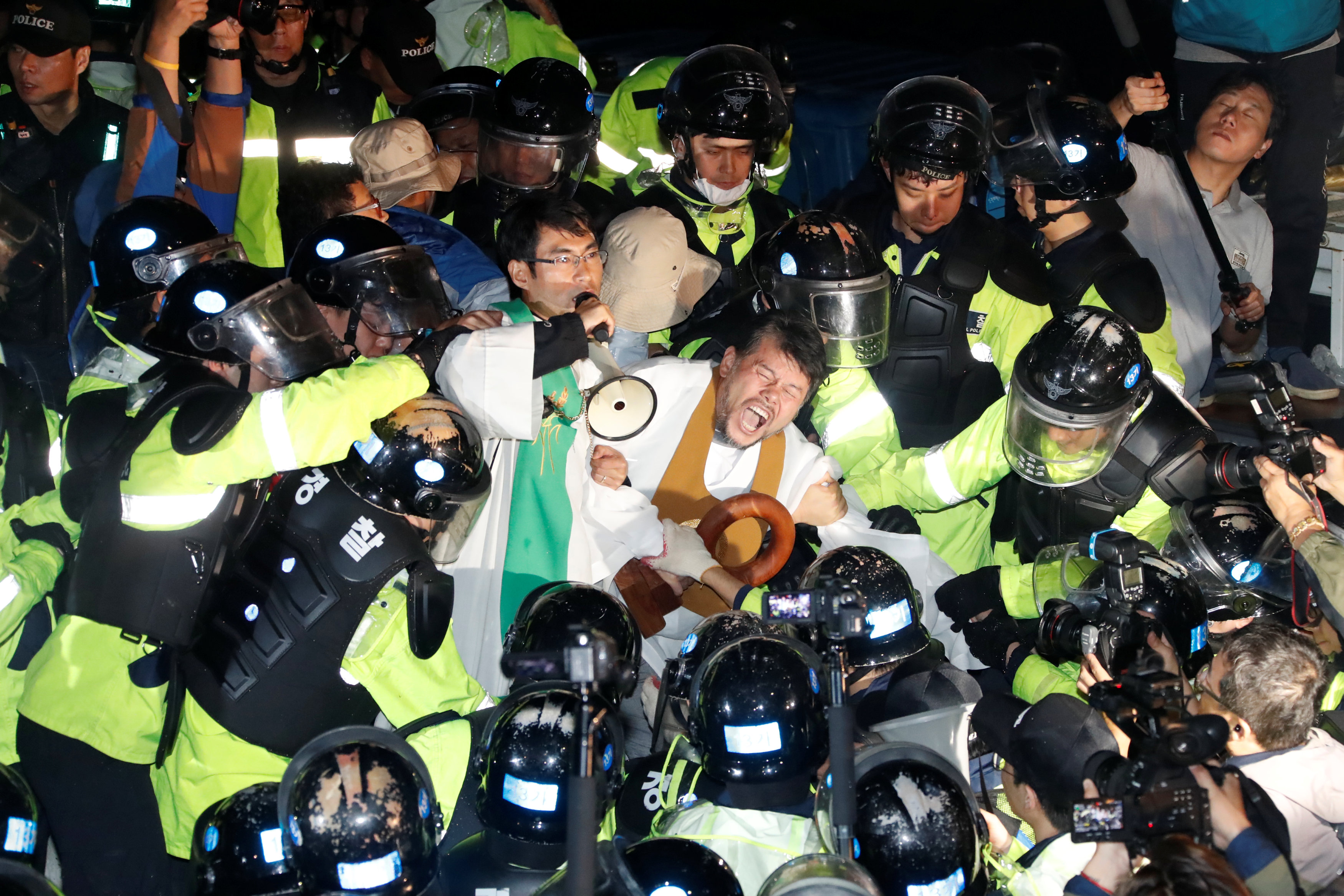 جانب من العنف بين المتظاهرين وقوات الأمن فى كوريا الجنوبية