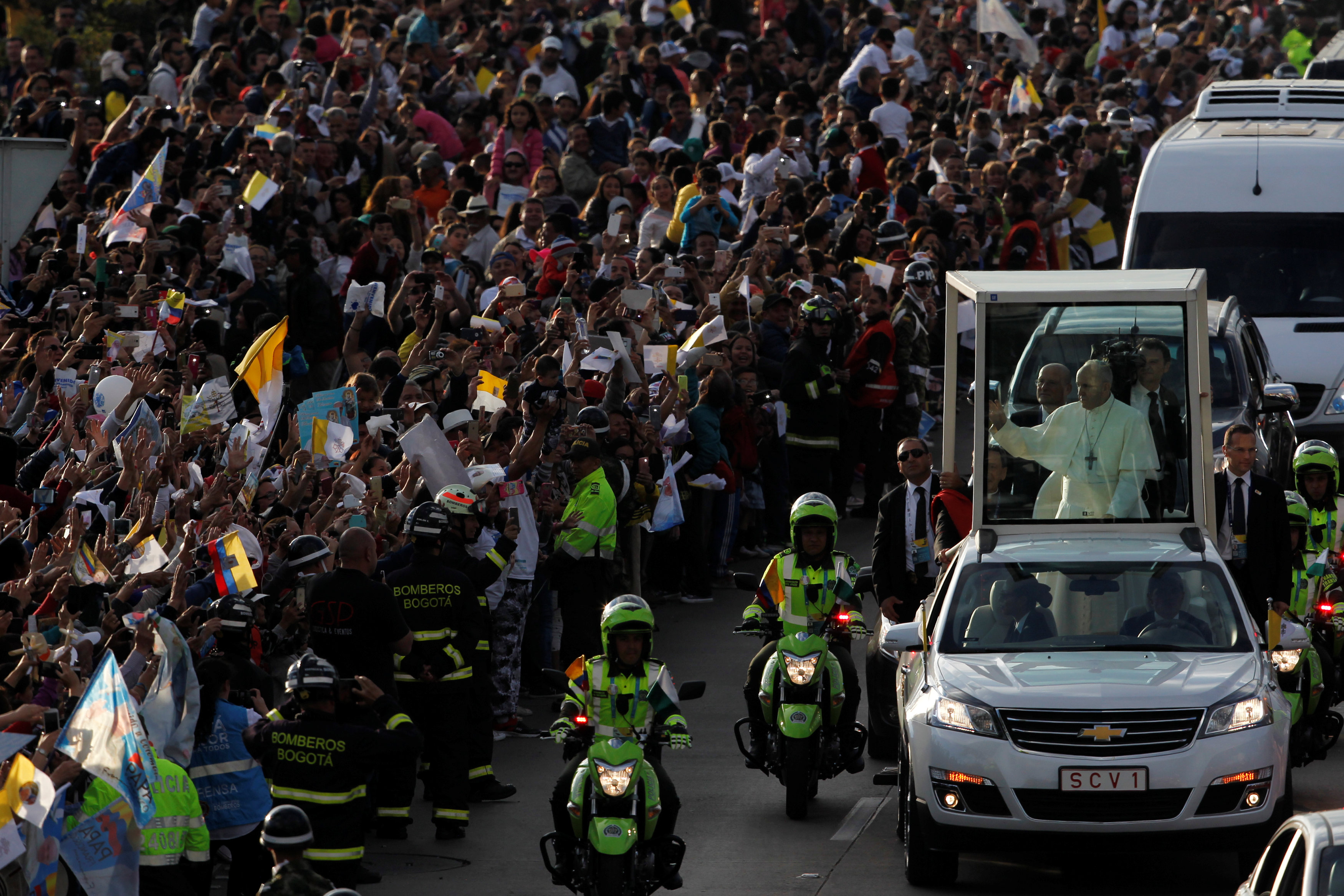 المئات يحيون البابا فرنسيس