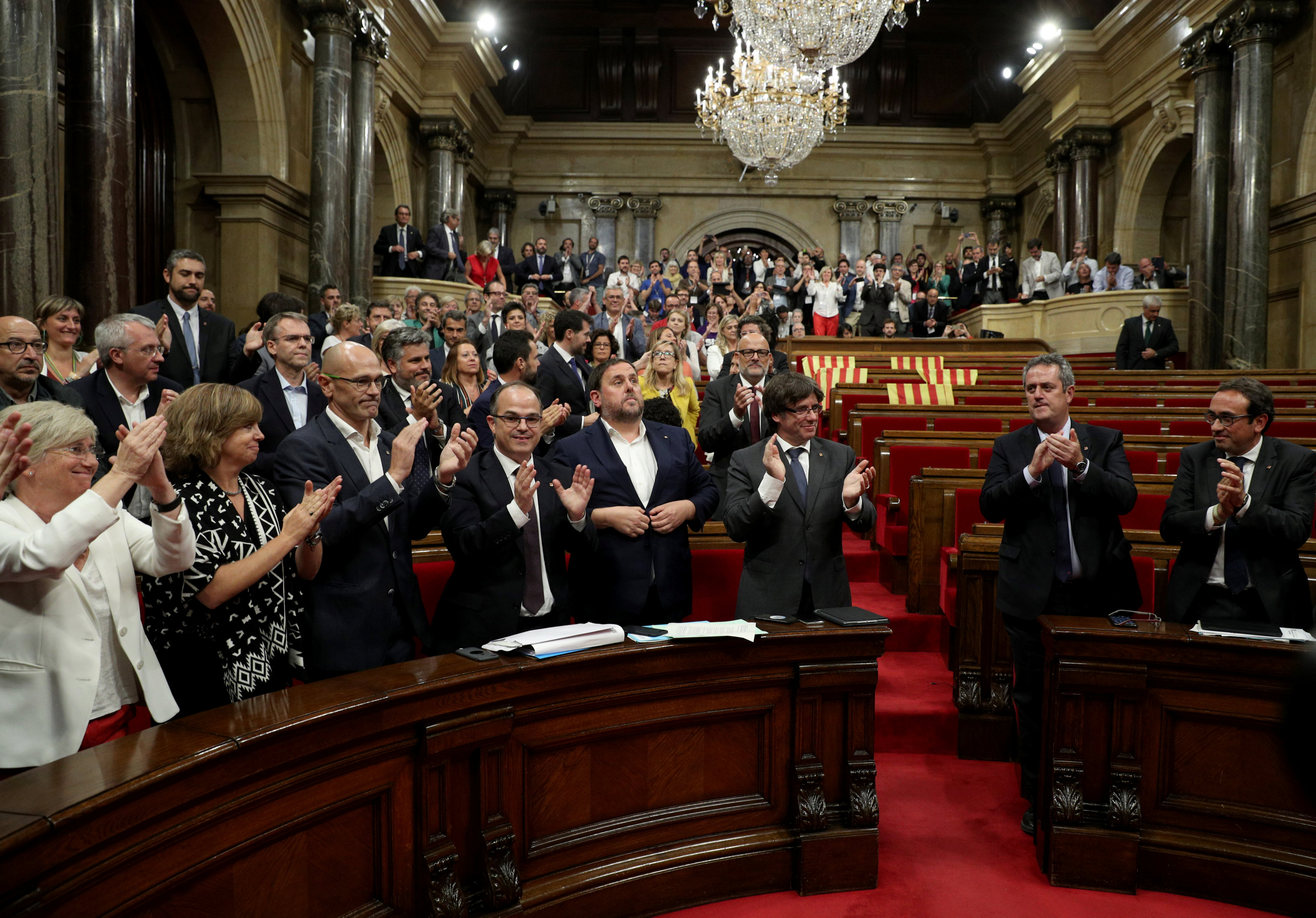 برلمان كتالونيا الاقليمى عقب الموافقة على اجراء الاستفتاء