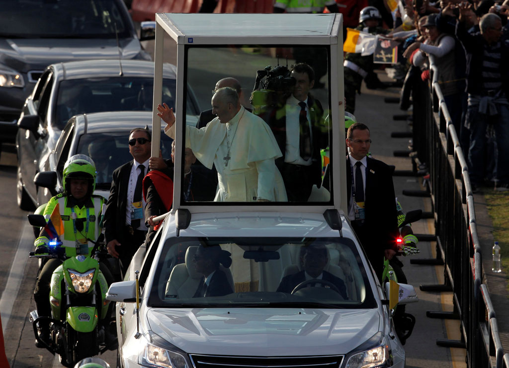 البابا فرنسيس بجواره الرئيس الكولومبى