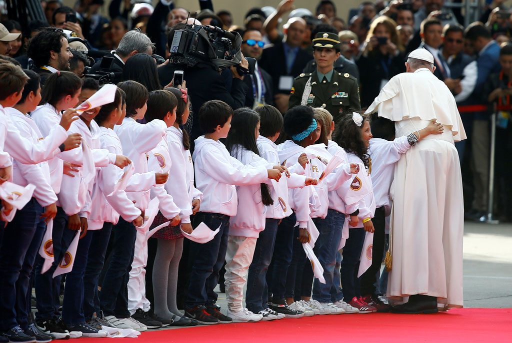 البابا فرنسيس يقبل الأطفال لحظة استقباله