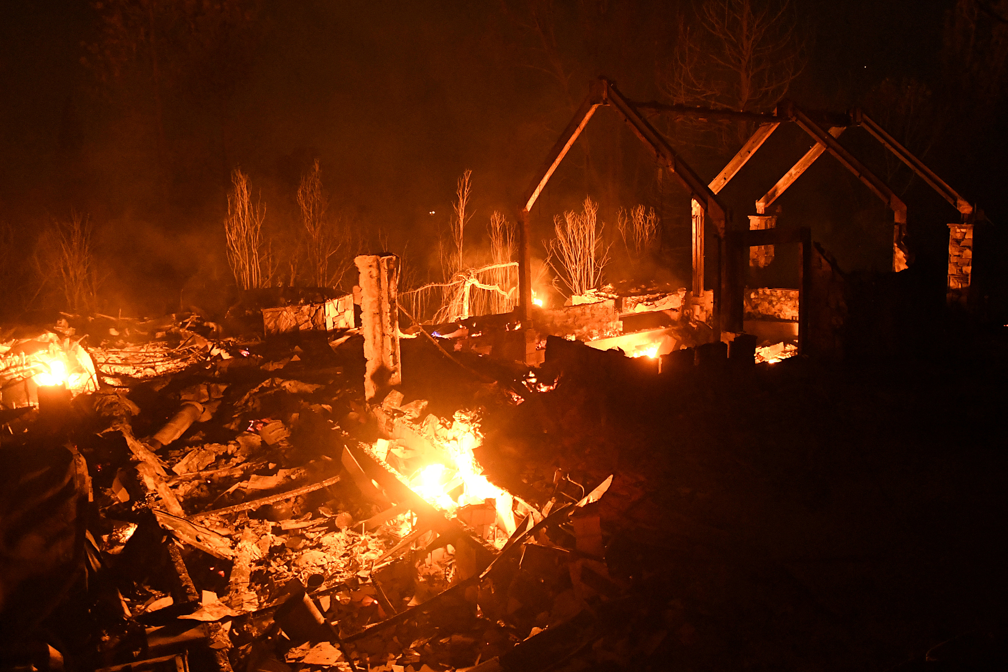 النيران تدمر منزلا فى غرب أمريكا