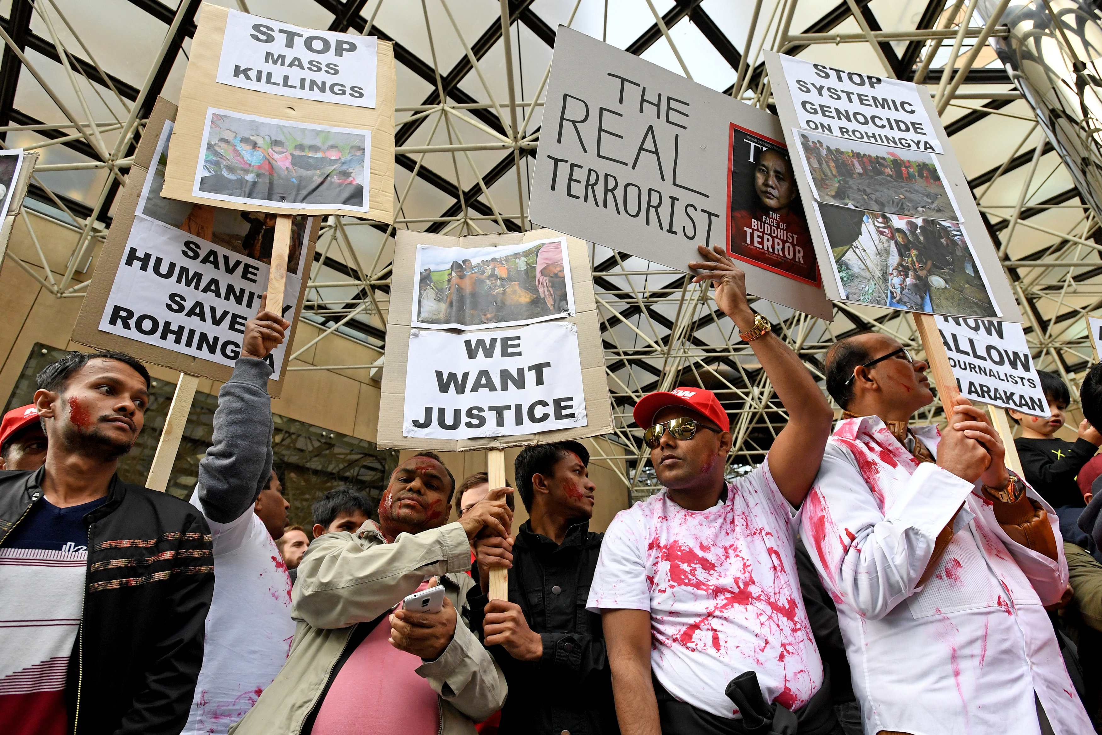 المحتجون فى أستراليا يرفعون صور ضحايا بورما من المسلمين