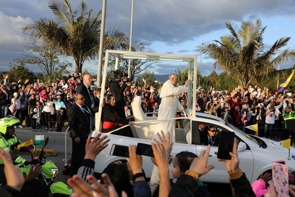الآلاف يستقبلون البابا فرنسيس
