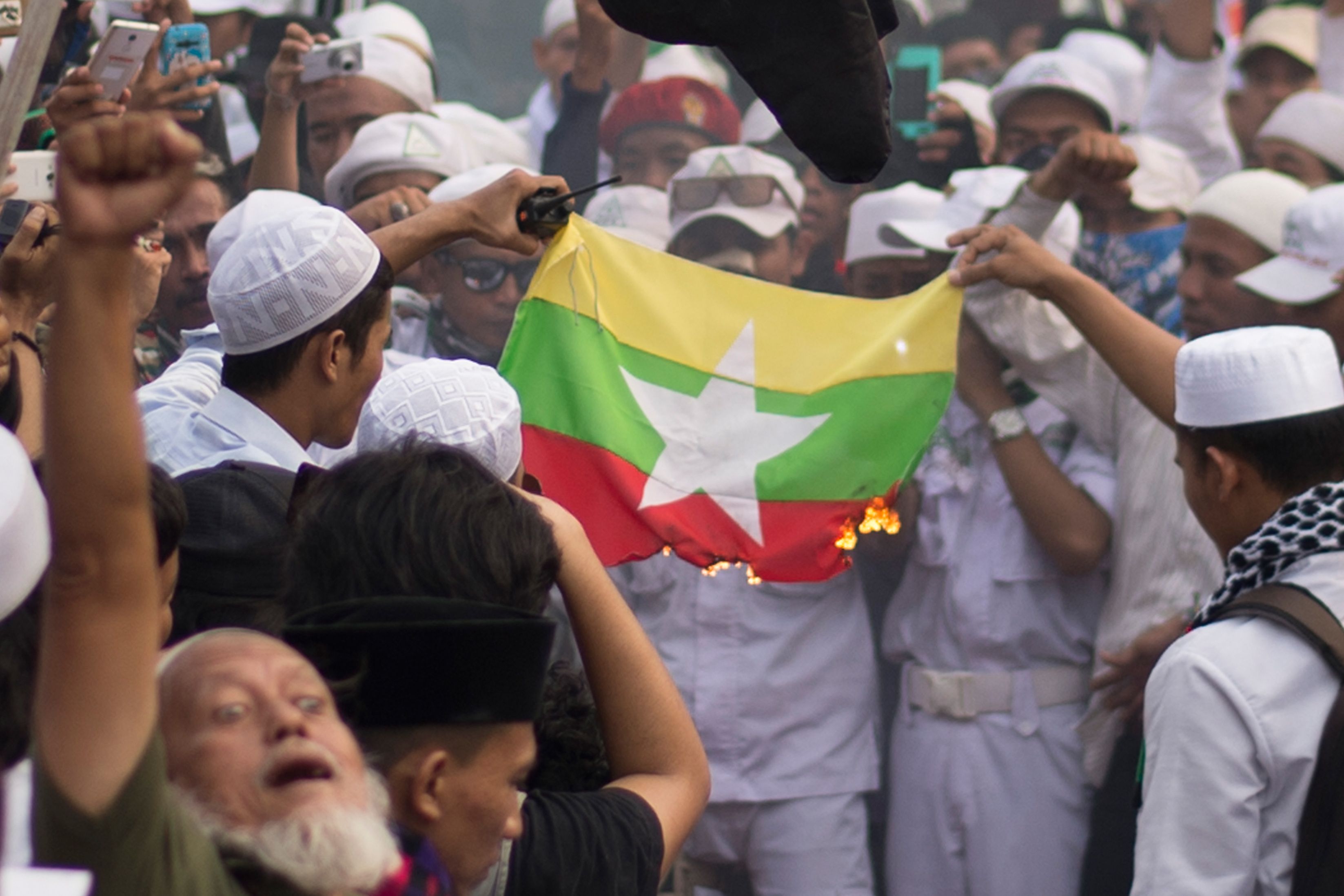 المئات فى اندونيسيا يحتجون بسبب قتل مسلمى بورما