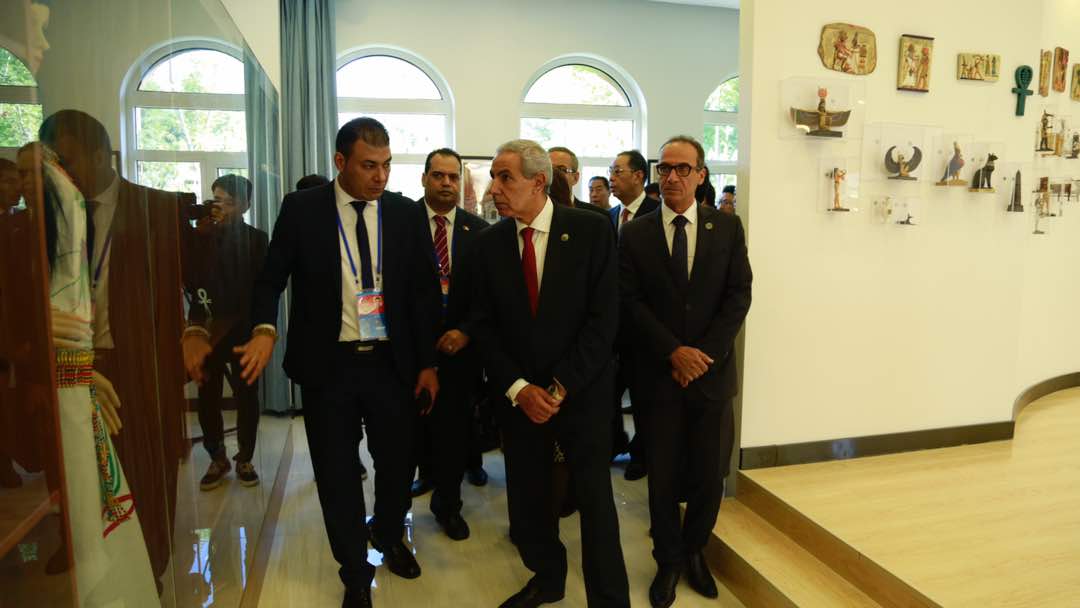وزير التجارة ورئيس هيئة الكتاب يشهدان افتتاح المعرض الثقافى المصرى بالصين  (4)