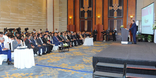 الرئيس السيسى في منتدى الأعمال المصرى الفيتنامى (9)
