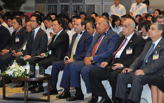 الرئيس السيسى في منتدى الأعمال المصرى الفيتنامى (2)