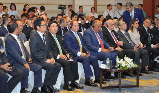 الرئيس السيسى في منتدى الأعمال المصرى الفيتنامى (1)