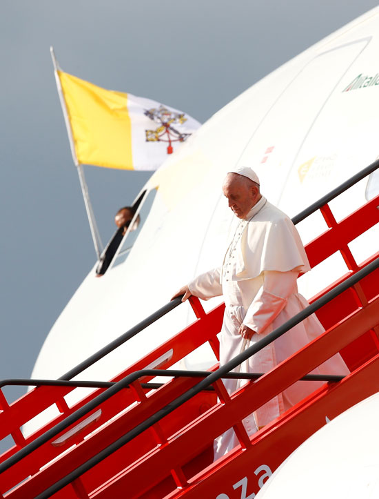 لحظة وصول البابا فرنسيس إلى كولومبيا