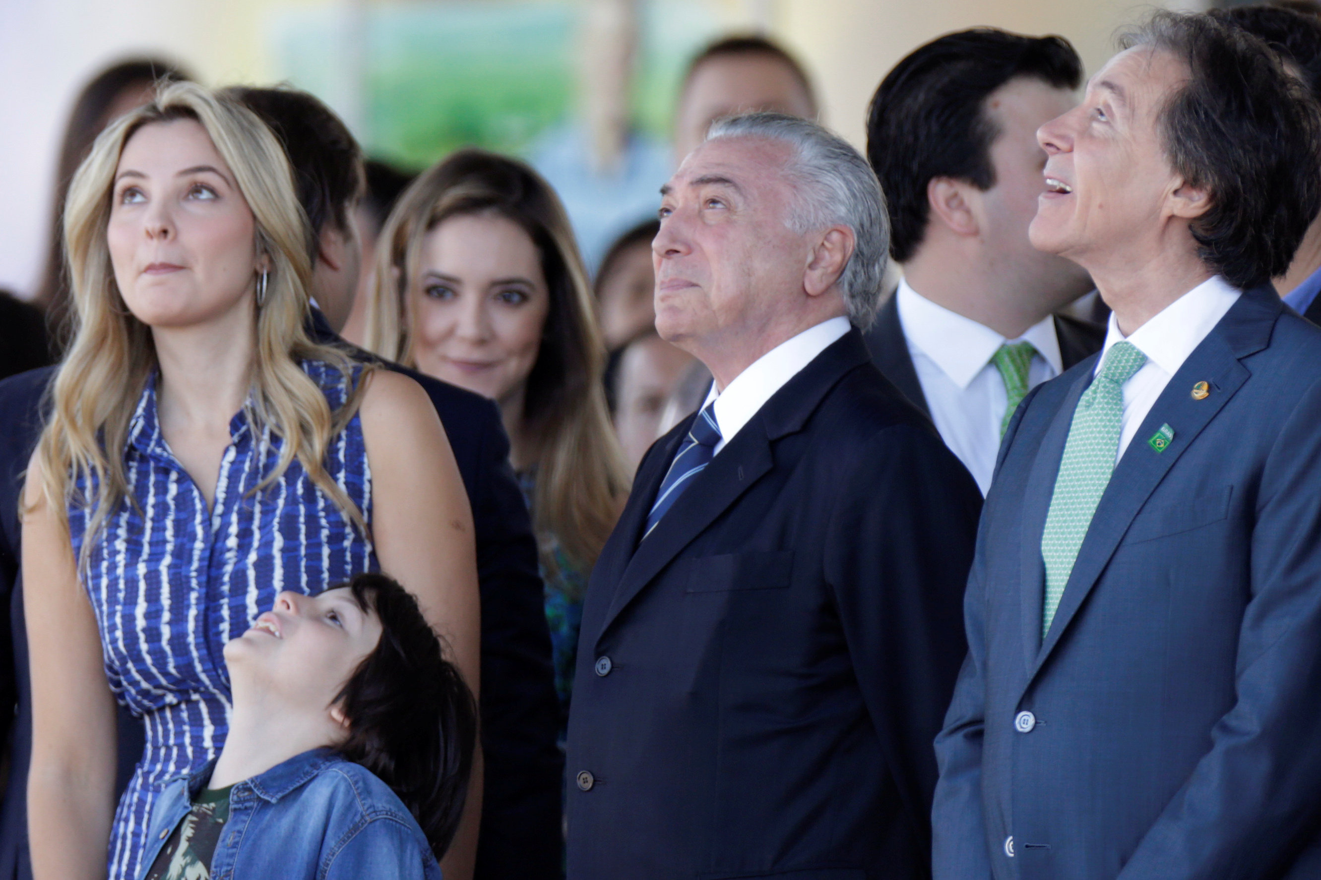 رئيس البرازيل ينظر للعرض الجوي