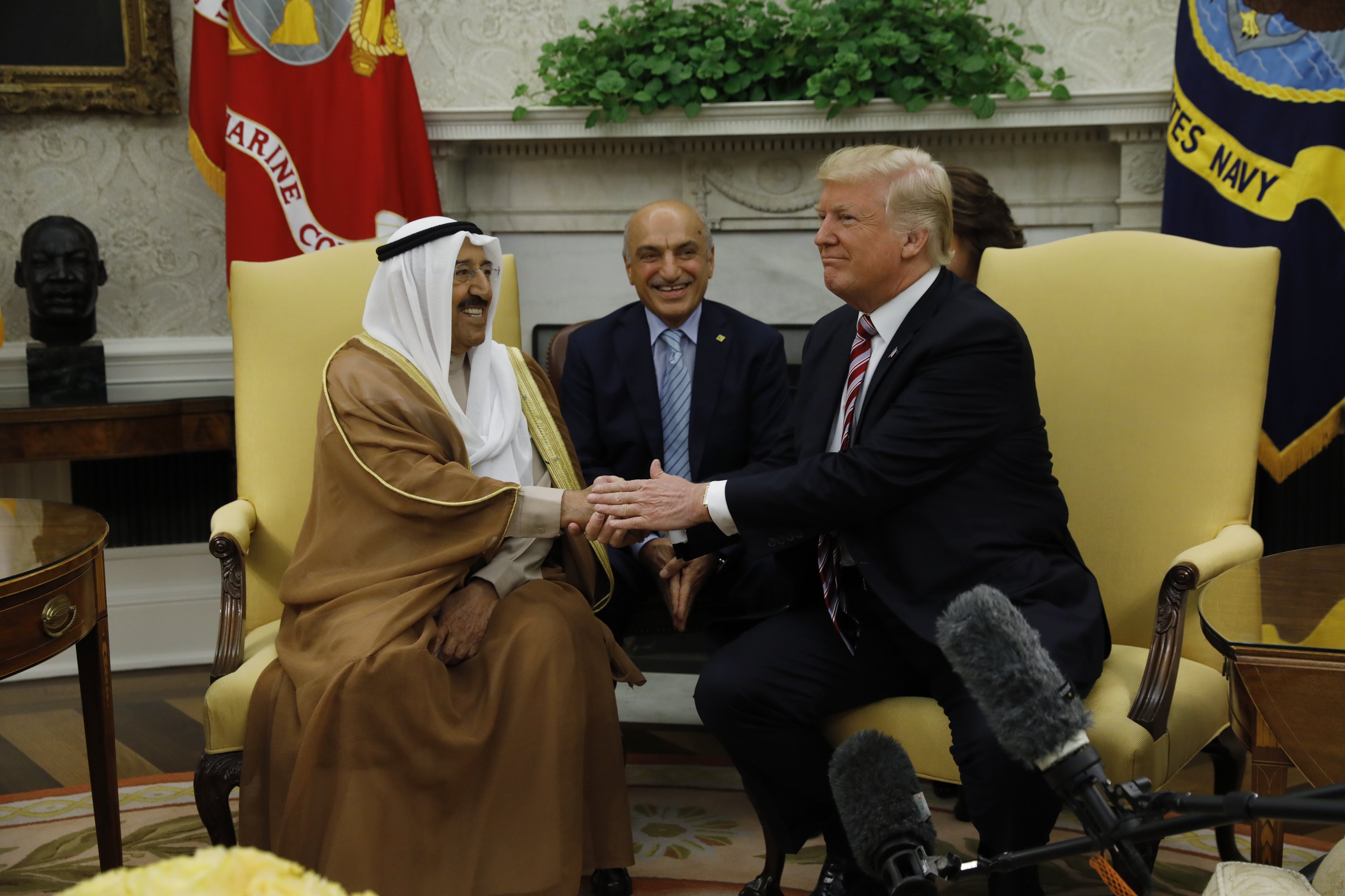 ترامب يصافح أمير الكويت