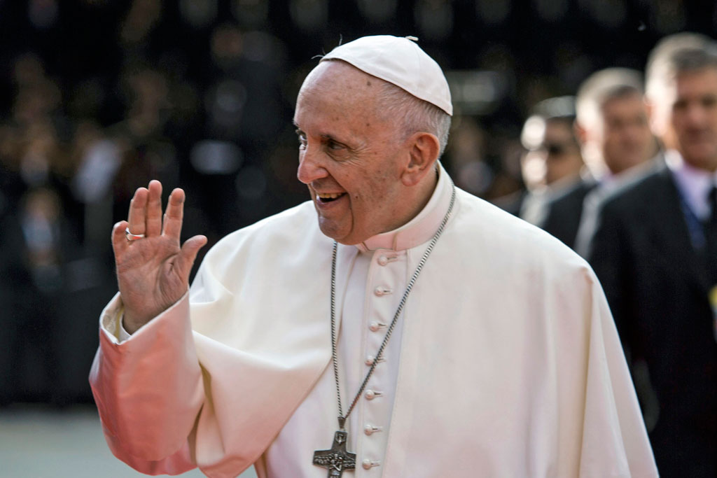 البابا فرنسيس  يحيى مستقبليه فى كولومبيا