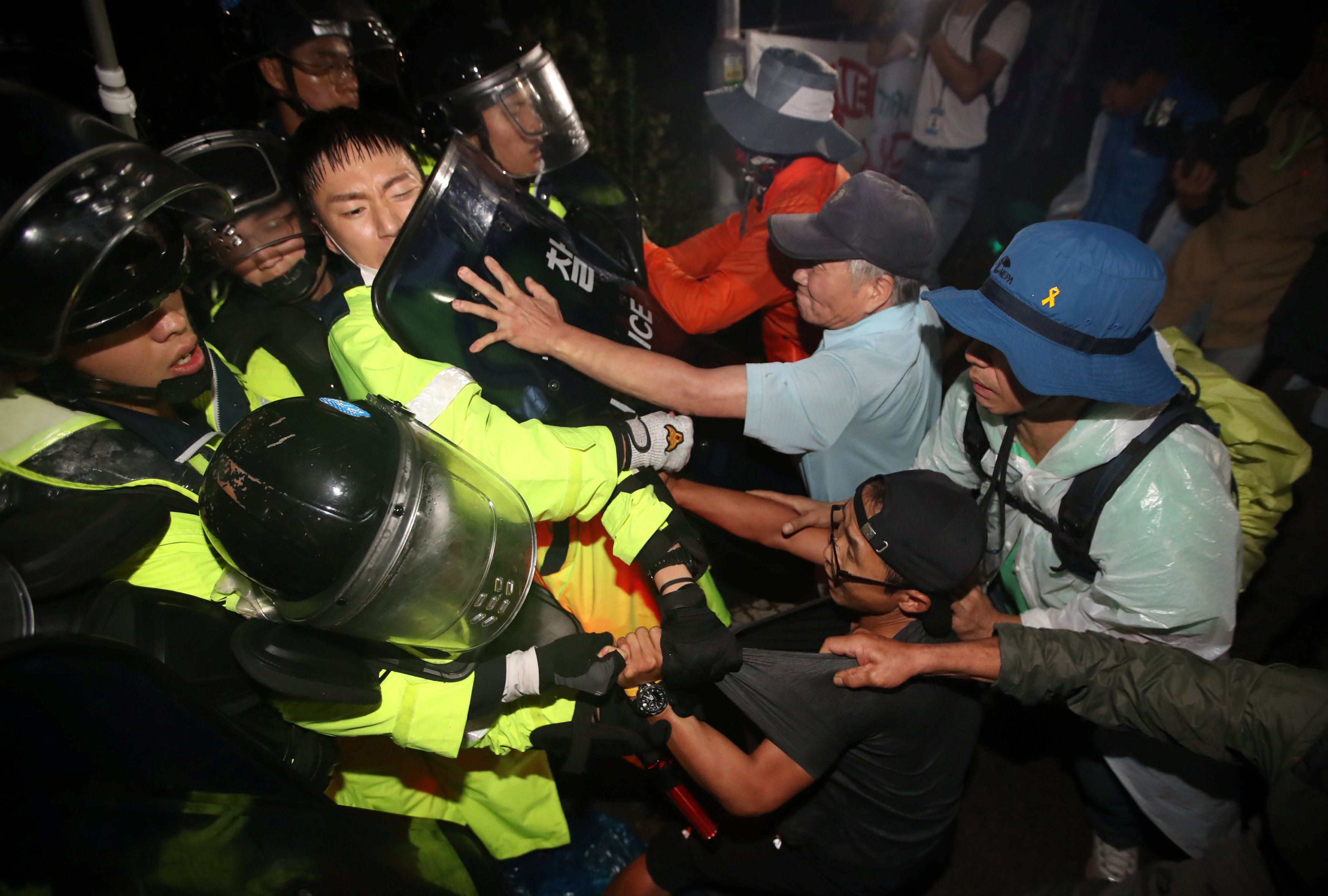 اشتباكات بين المحتجين وقوات الأمن فى كوريا الجنوبية