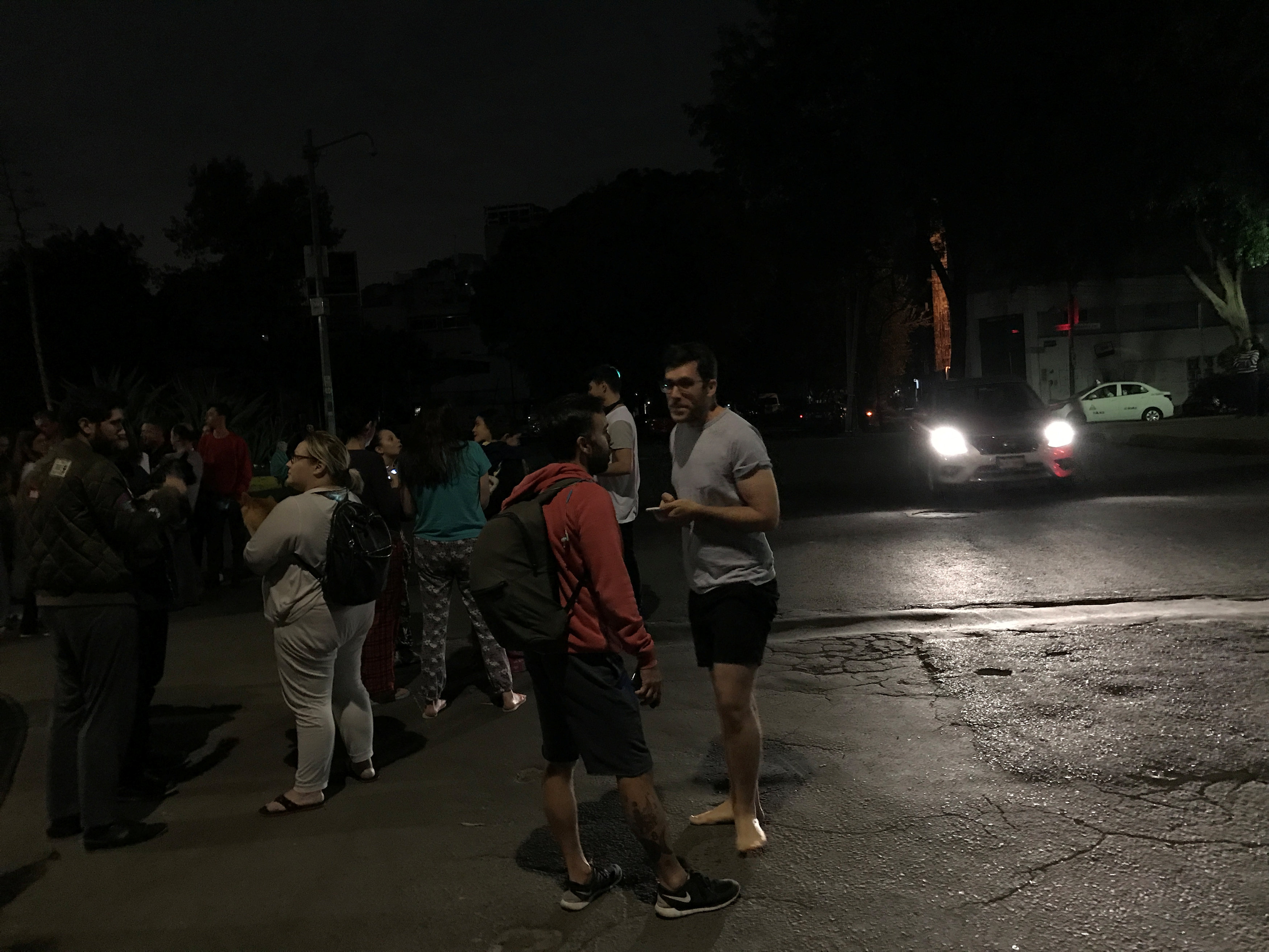 المواطنون فى المكسيك يهرعون إلى الشوارع