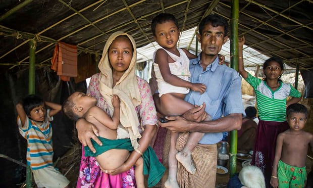 أسرة بورمية تعمل فى توزيع الأرز