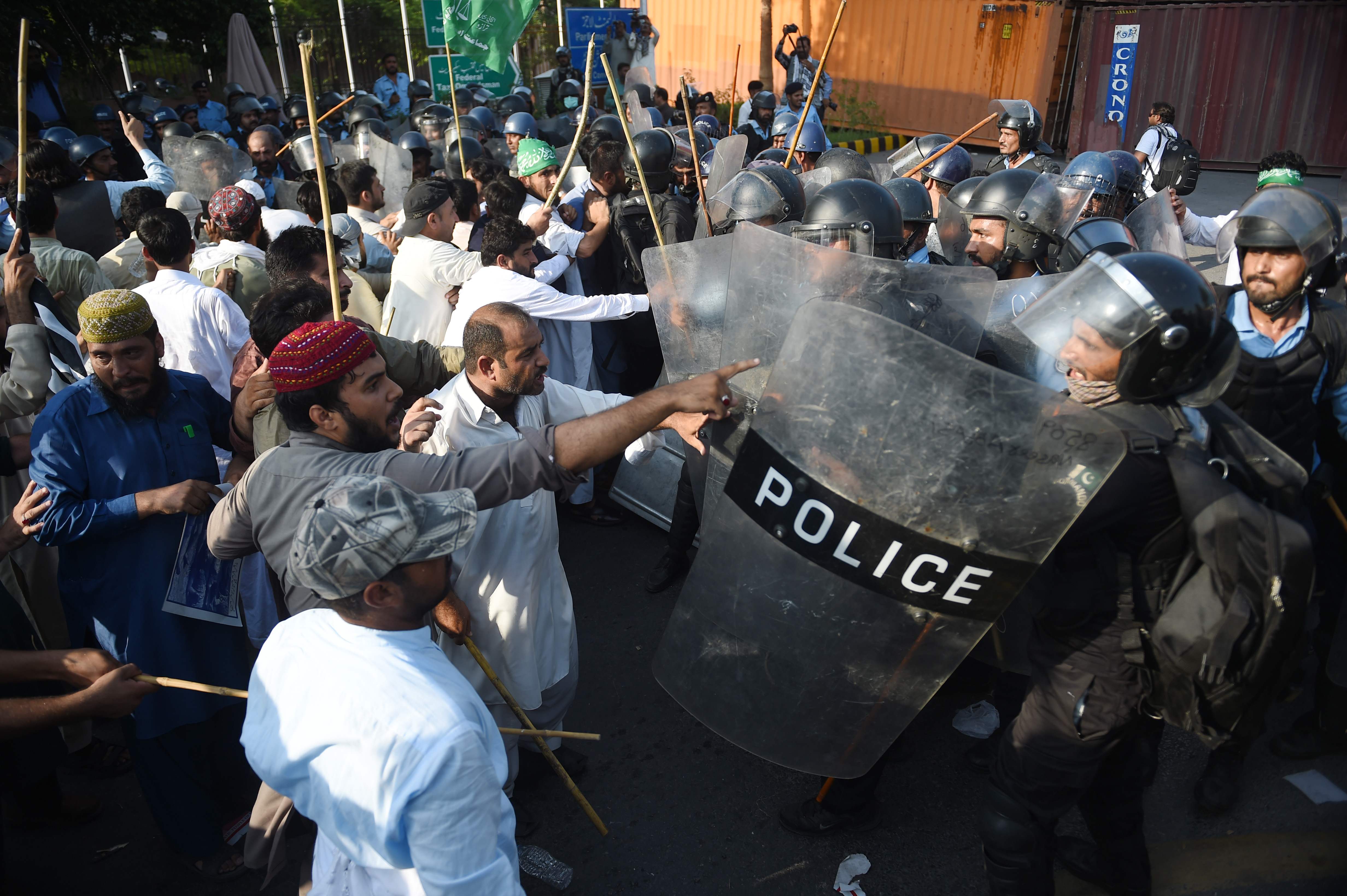 الشرطة الباكستانية أمام المتظاهرين