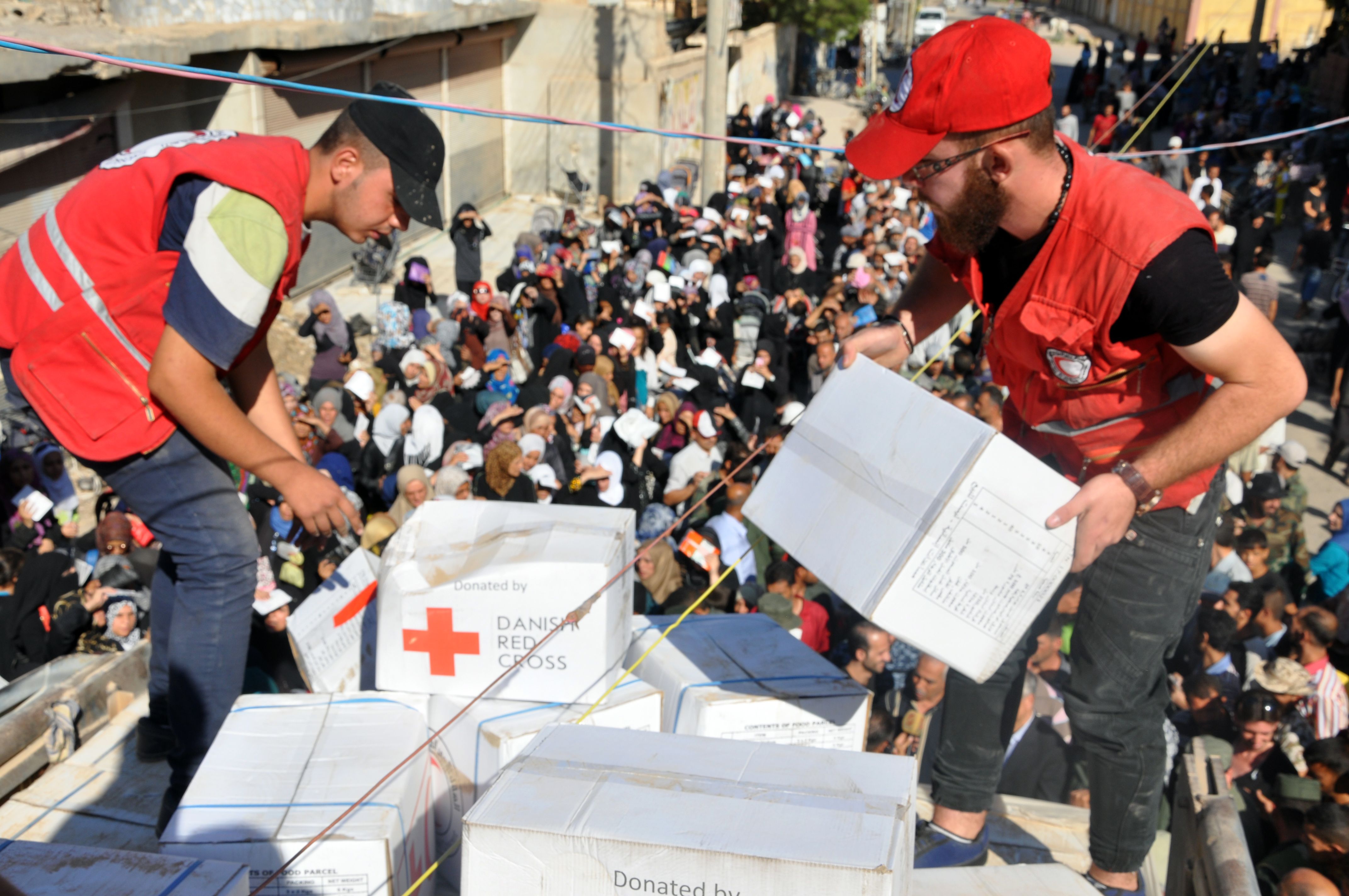 جانب من توزيع مساعدات الهلال الأحمر