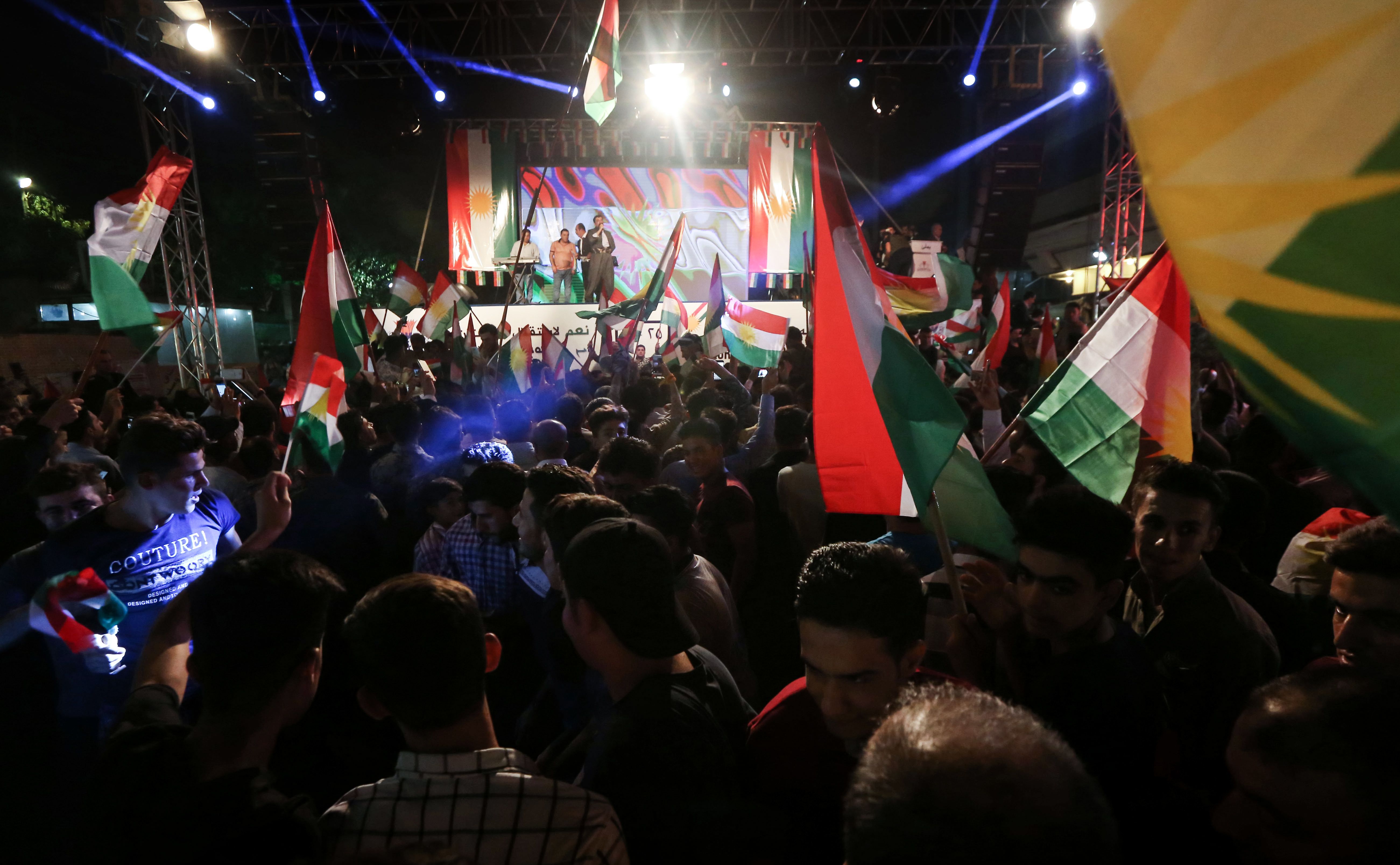 قيادات كردية على المنصة خلال احتفالات بقرب الاستقلال