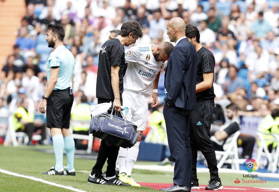 بنزيما يخرج من مباراة ريال مدريد وليفانتى بسبب الاصابة بنزيما يخرج من مباراة ريال مدريد وليفانتى بسبب الاصابة