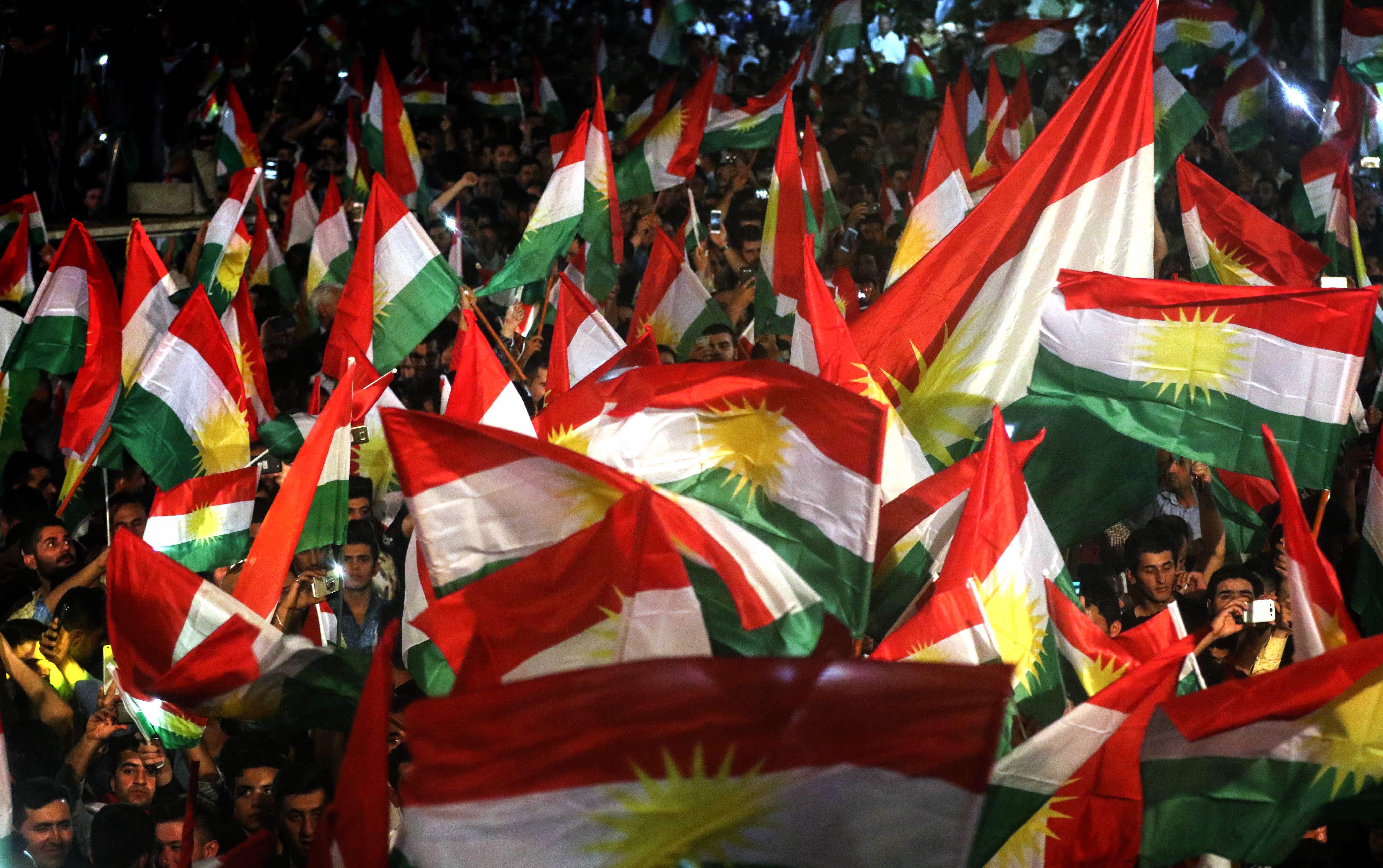 أعلام كردستان مرفوعة فى احتفالات أكراد العراق