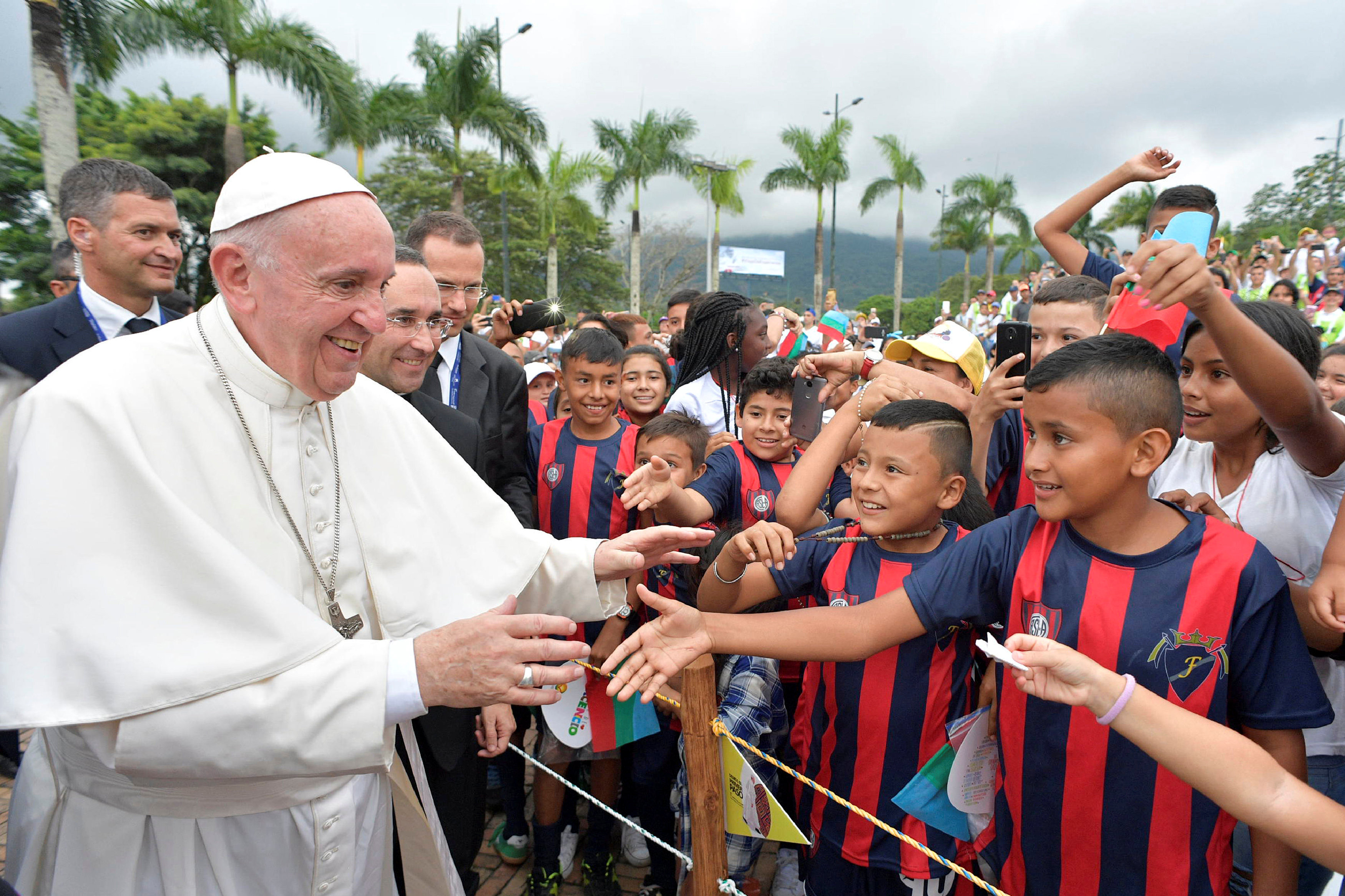 بابا الفاتيكان يصافح الأطفال خلال زيارته كولومبيا