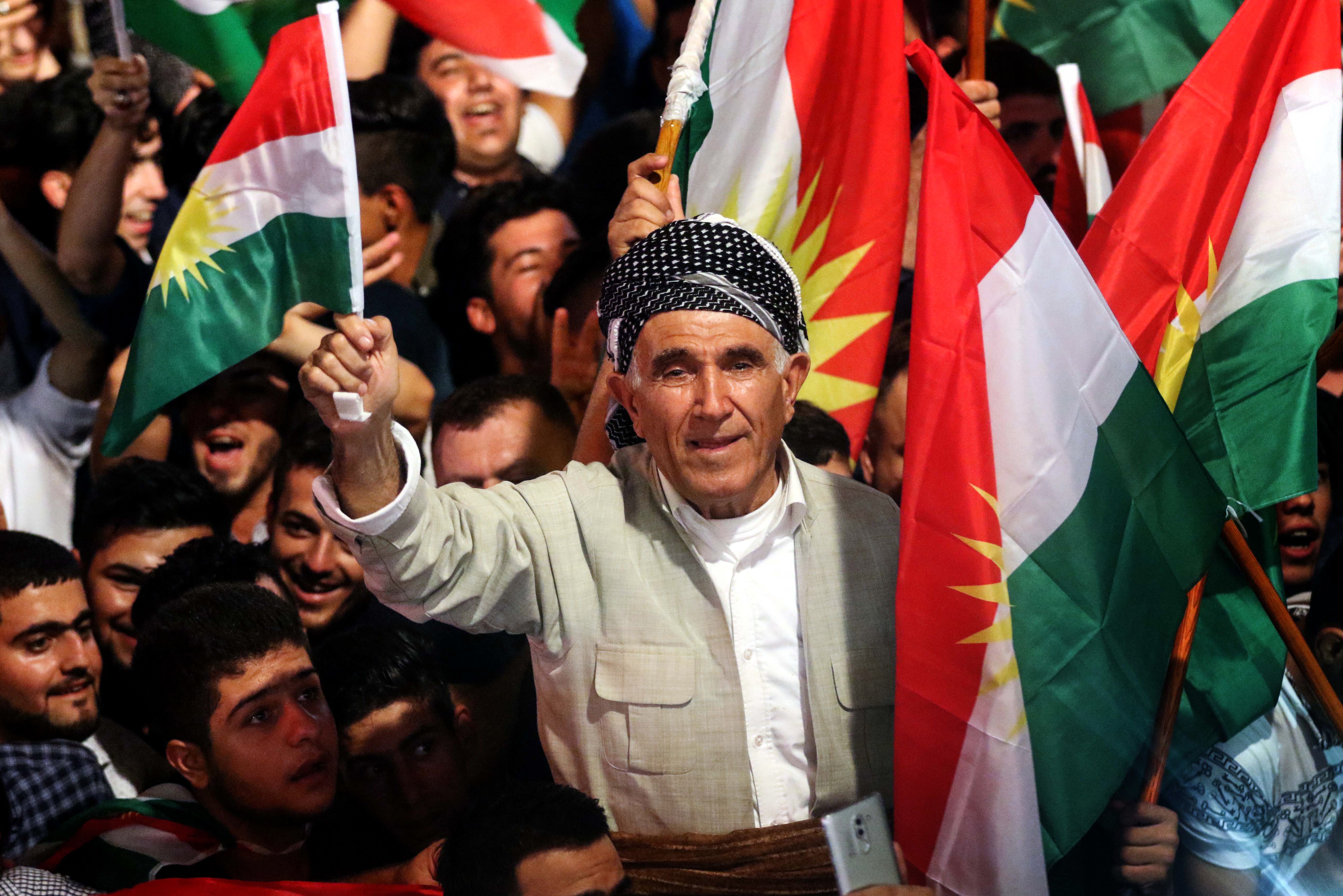 مواطن كردى يحتفل وسط الشباب بقرب استقلال الاقليم