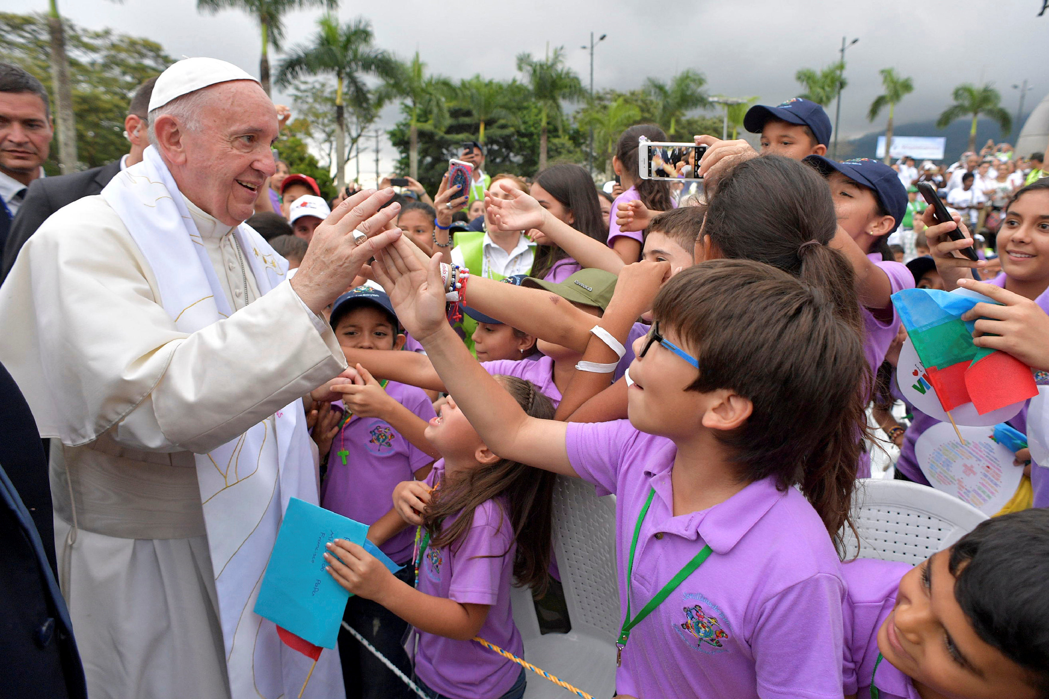 بابا الفاتيكان يحيى الأطفال فى كولومبيا