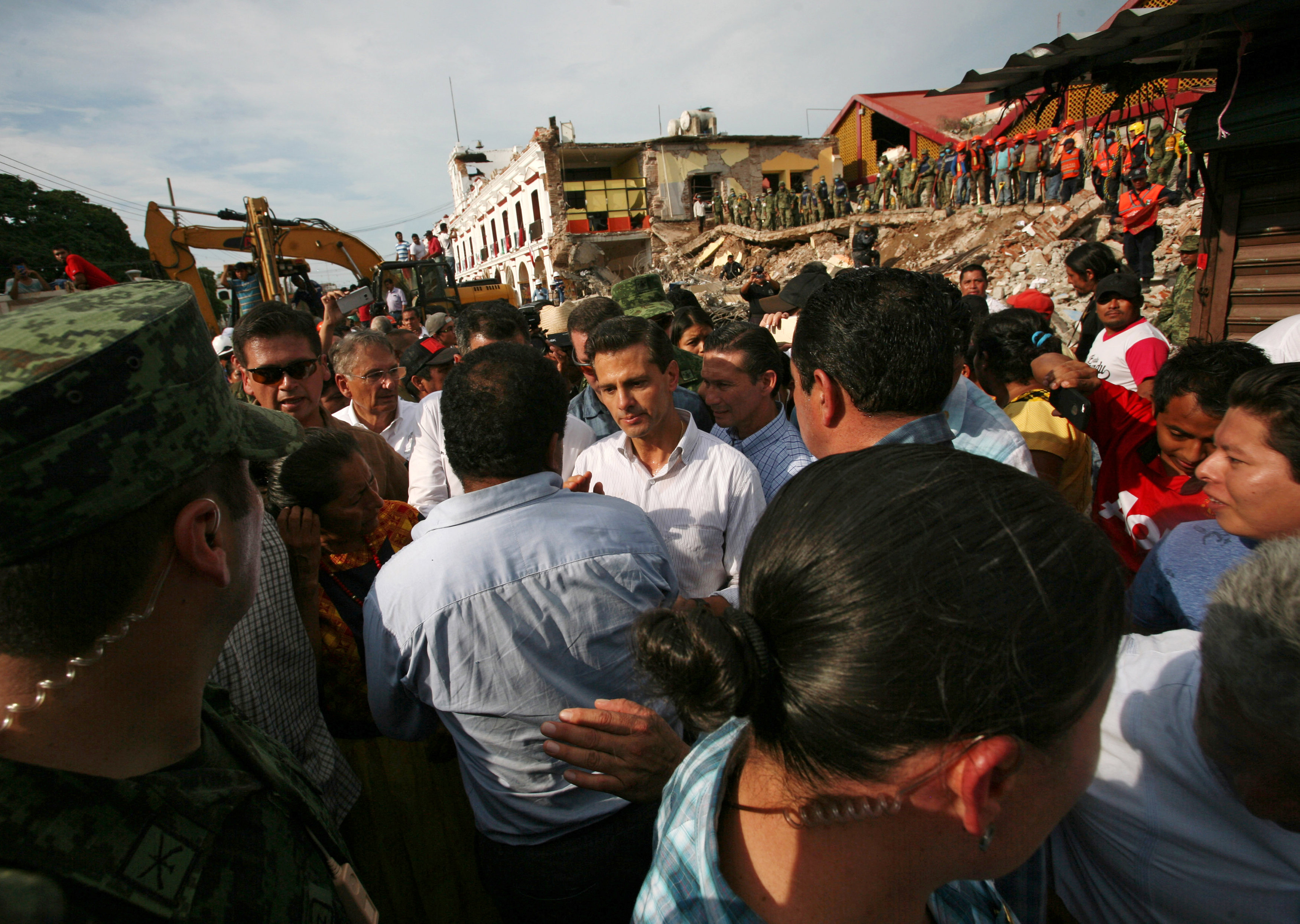 الرئيس المكسيكى  يستمع إلى سكان المناطق المنكوبة