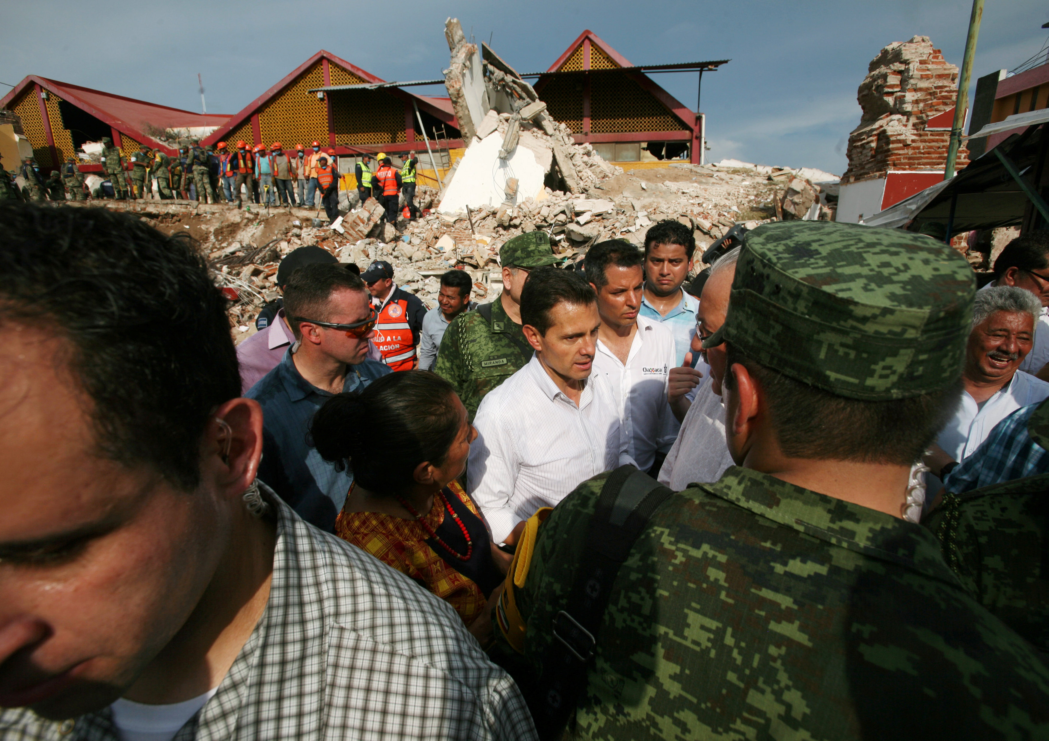 الرئيس المكسيكى انريكى بينا نييتو يزور المناطق المنكوبة جراء الزلزال