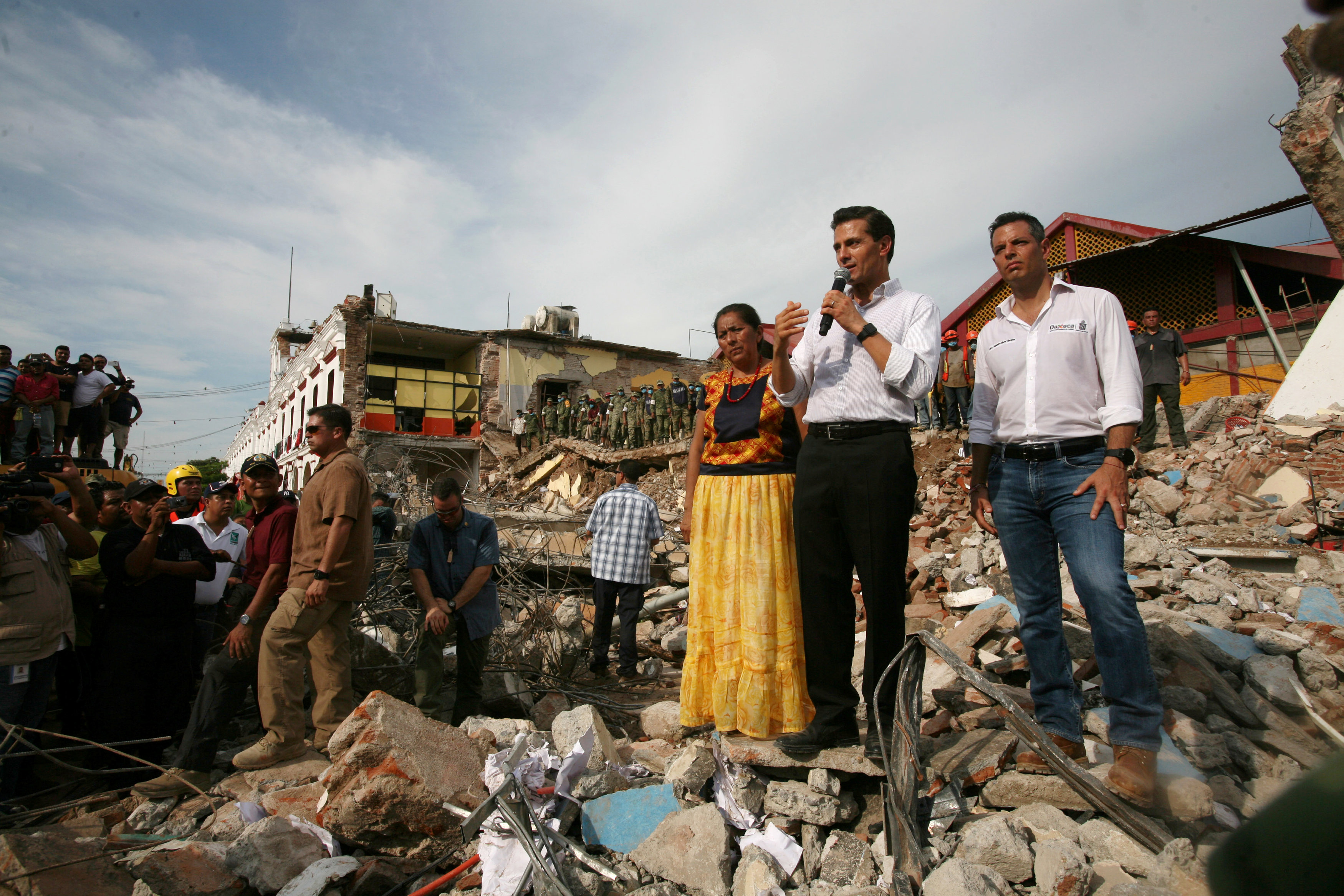 الرئيس المكسيكى يتحدث إلى سكان المناطق المنكوبة
