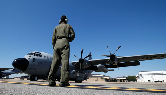 طائرات الاستطلاع تستعد لمغادرة قاعدة كيسلر الجوية الأمريكية