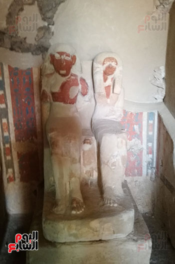             تمثال صاحب المقبرة وزوجته بمدخل المقبرة