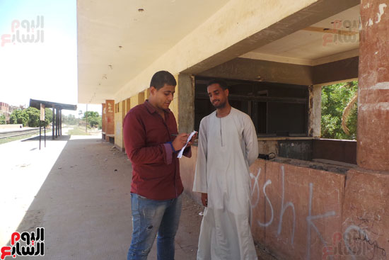 محرر اليوم السابع مع أحد شباب قرية البراهمة محرر اليوم السابع مع أحد شباب قرية البراهمة